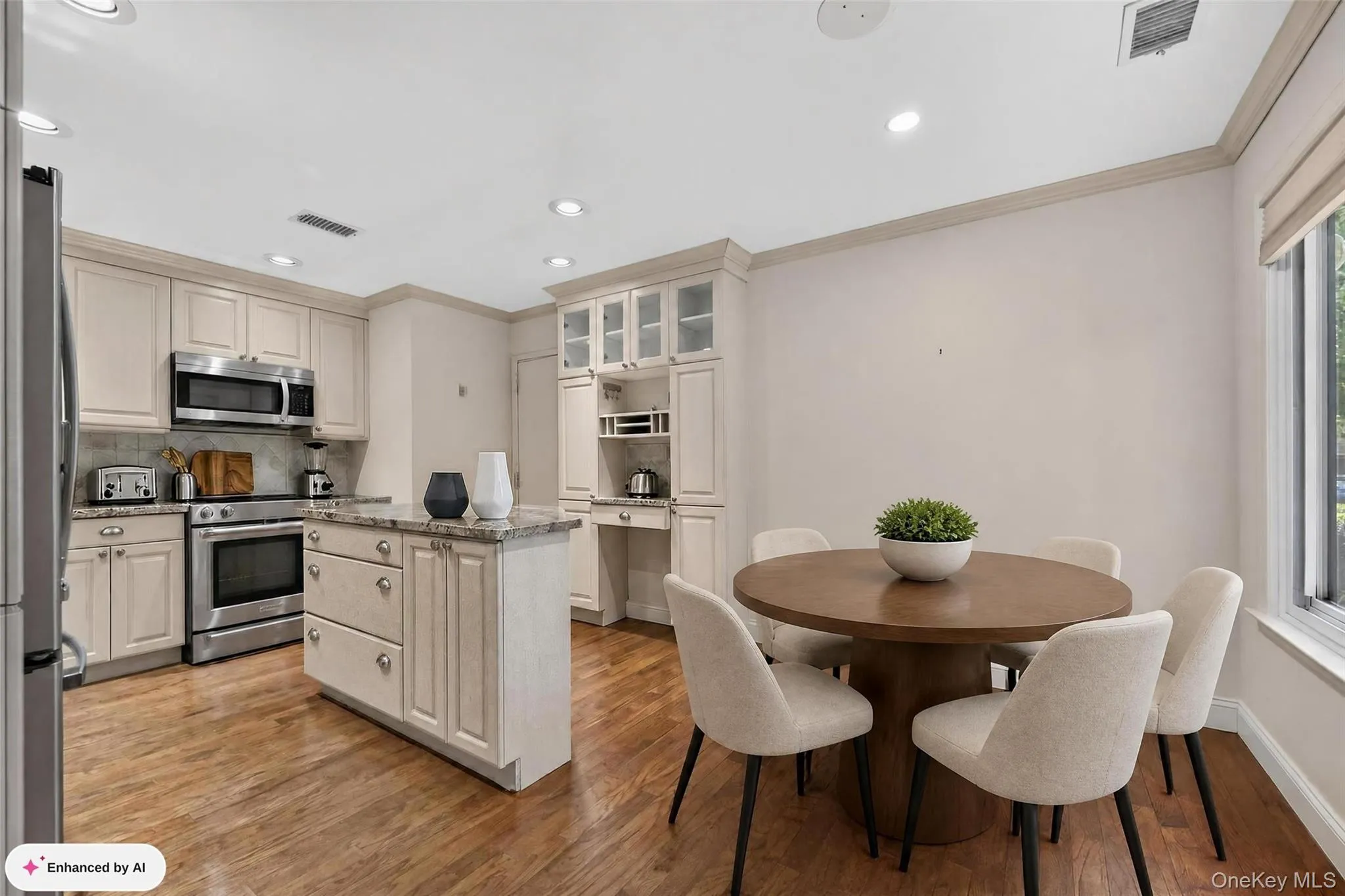 Virtually Staged Eat-in Kitchen Virtually Staged Eat-in Kitchen