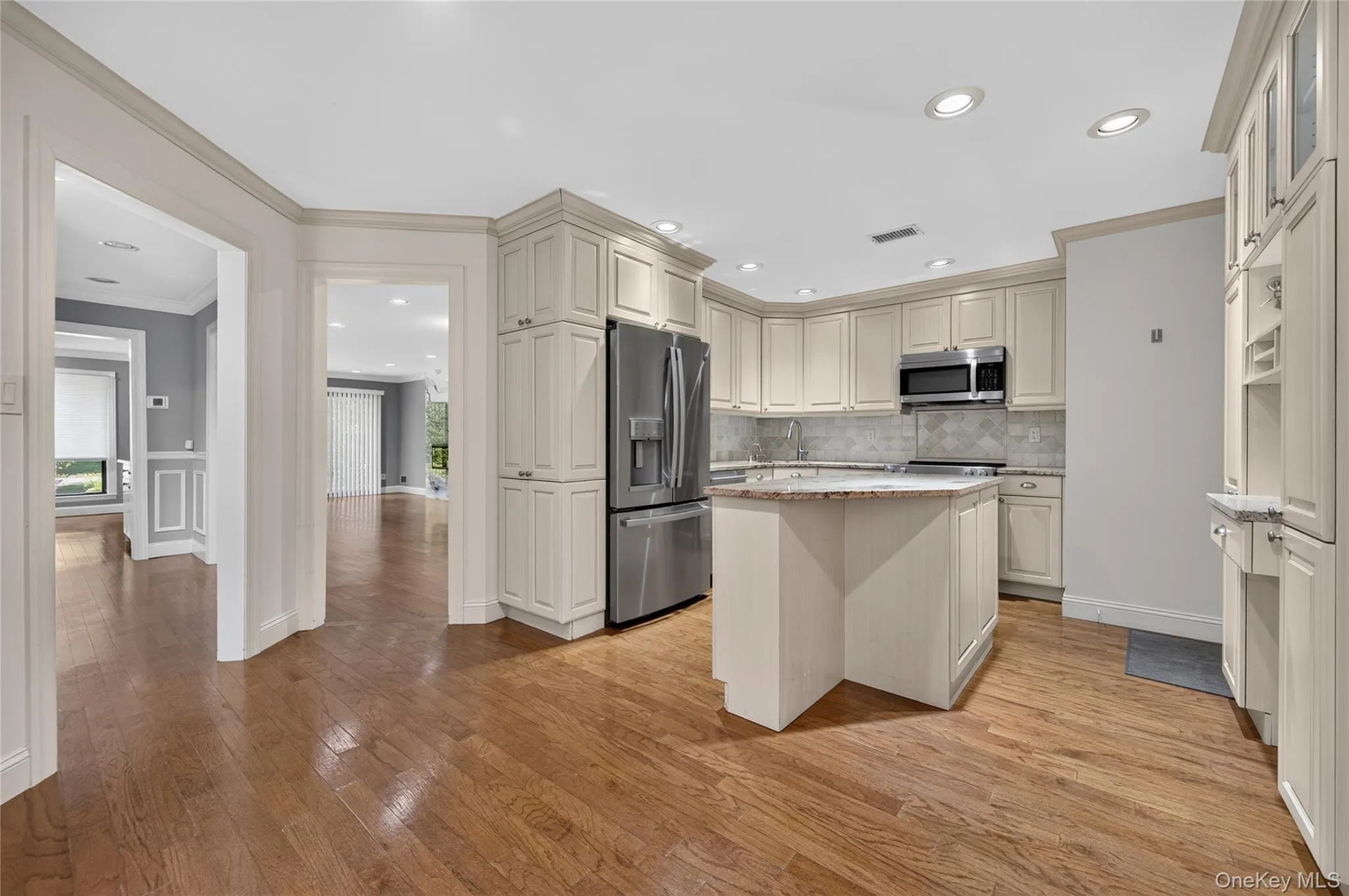 Large Eat-in Kitchen Large Eat-in Kitchen
