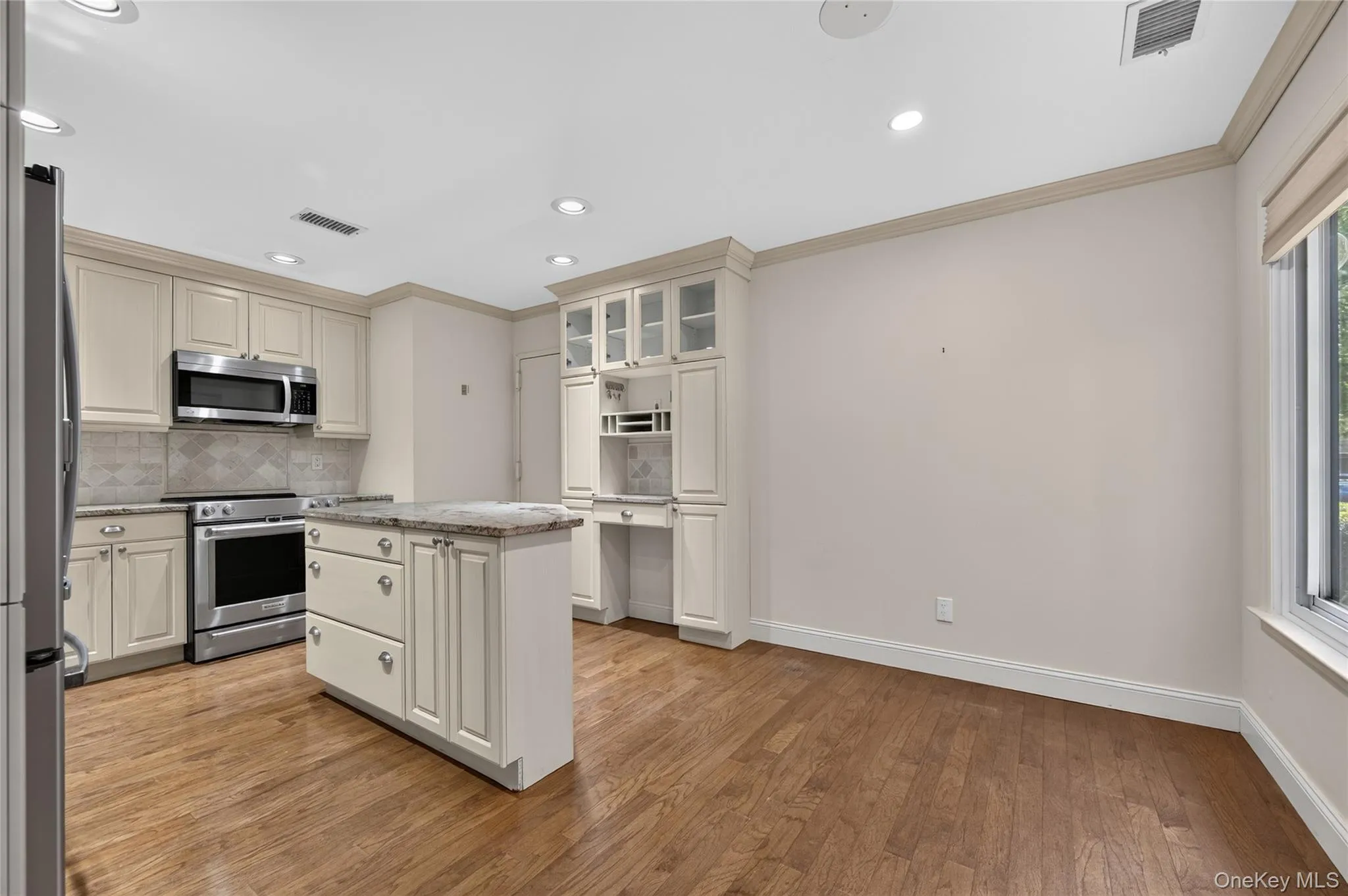 Gourmet Eat-in Kitchen w/stainless steel appliances Gourmet Eat-in Kitchen w/stainless steel appliances