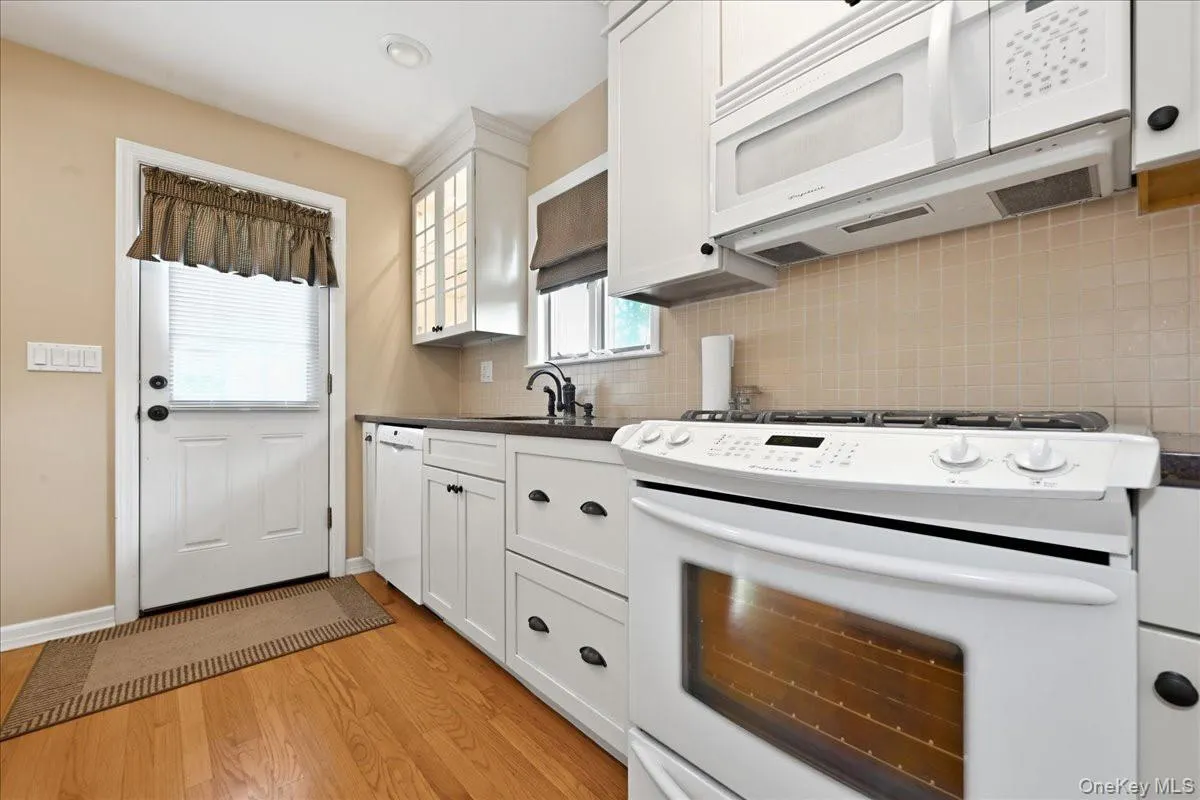 43 Scott Street, North Hempstead, NY, 4 Bedrooms Bedrooms, 8 Rooms Rooms,2 BathroomsBathrooms,Residential,For Rent,Scott,0,1036788 43 Scott Street, North Hempstead, NY, 4 Bedrooms Bedrooms, 8 Rooms Rooms,2 BathroomsBathrooms,Residential,For Rent,Scott,0,1036788