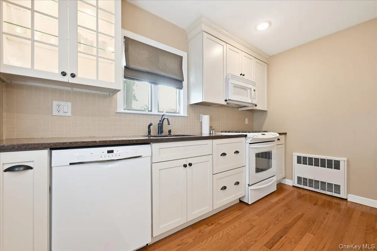 43 Scott Street, North Hempstead, NY, 4 Bedrooms Bedrooms, 8 Rooms Rooms,2 BathroomsBathrooms,Residential,For Rent,Scott,0,1036788 43 Scott Street, North Hempstead, NY, 4 Bedrooms Bedrooms, 8 Rooms Rooms,2 BathroomsBathrooms,Residential,For Rent,Scott,0,1036788