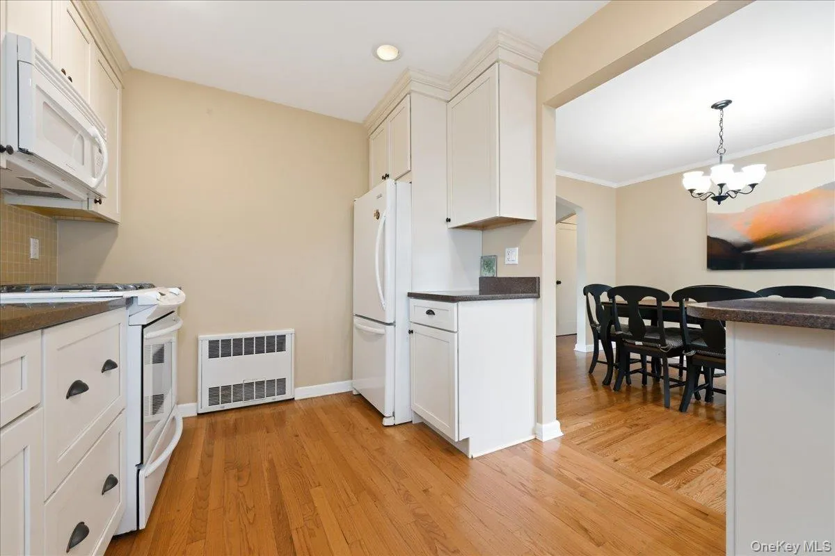 43 Scott Street, North Hempstead, NY, 4 Bedrooms Bedrooms, 8 Rooms Rooms,2 BathroomsBathrooms,Residential,For Rent,Scott,0,1036788 43 Scott Street, North Hempstead, NY, 4 Bedrooms Bedrooms, 8 Rooms Rooms,2 BathroomsBathrooms,Residential,For Rent,Scott,0,1036788