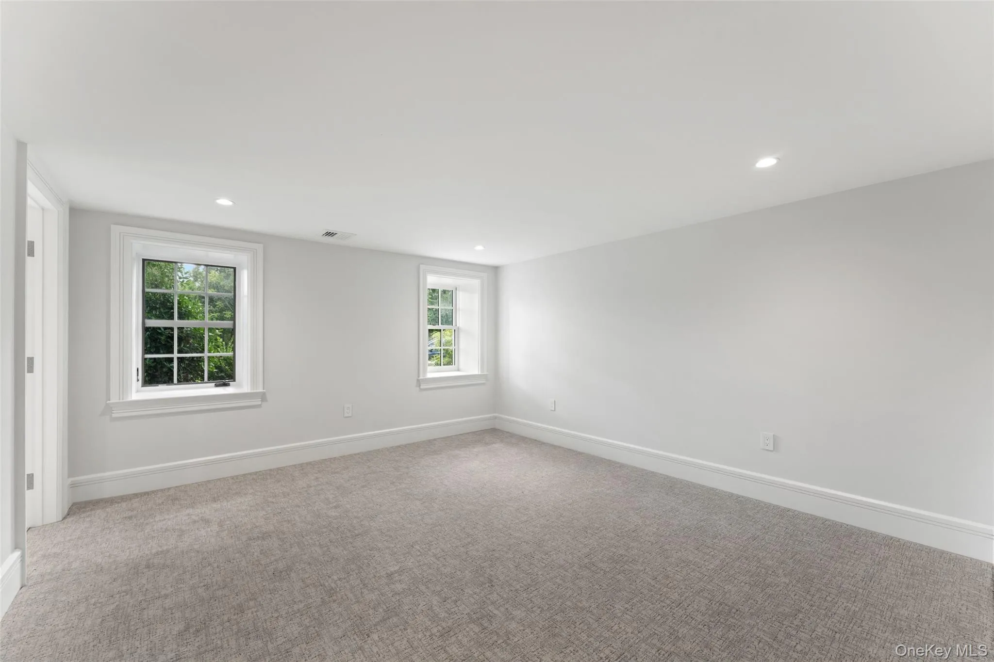 Flexible room with ensuite bathroom, two windows, generous proportions and soft carpeting. Flexible room with ensuite bathroom, two windows, generous proportions and soft carpeting.