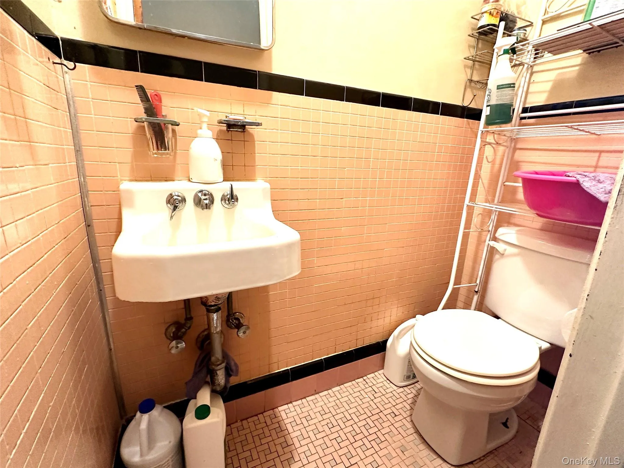 97-33 42nd Avenue, New York, NY, 3 Bedrooms Bedrooms, 6 Rooms Rooms,1 BathroomBathrooms,Residential,For Rent,42nd,0,1036812 97-33 42nd Avenue, New York, NY, 3 Bedrooms Bedrooms, 6 Rooms Rooms,1 BathroomBathrooms,Residential,For Rent,42nd,0,1036812