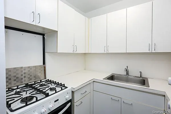 120 Horton Highway, North Hempstead, NY, 3 Rooms Rooms,1 BathroomBathrooms,Residential,For Rent,Horton,0,1036854 120 Horton Highway, North Hempstead, NY, 3 Rooms Rooms,1 BathroomBathrooms,Residential,For Rent,Horton,0,1036854