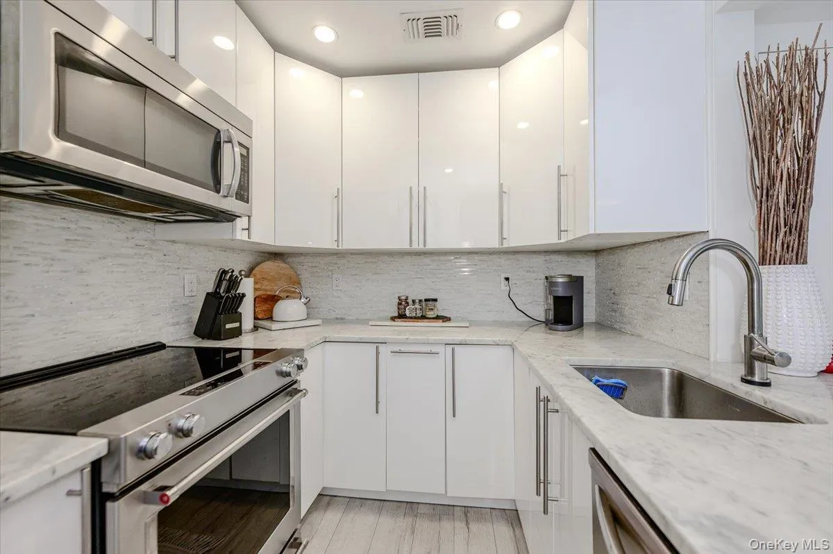 Lovely and functional open and bright kitchen Lovely and functional open and bright kitchen