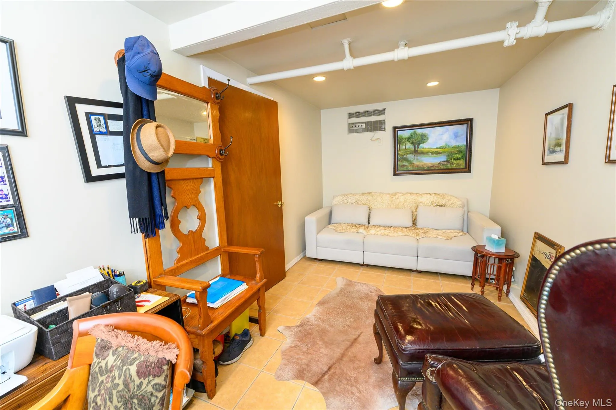 Office or Guest bedroom Office or Guest bedroom