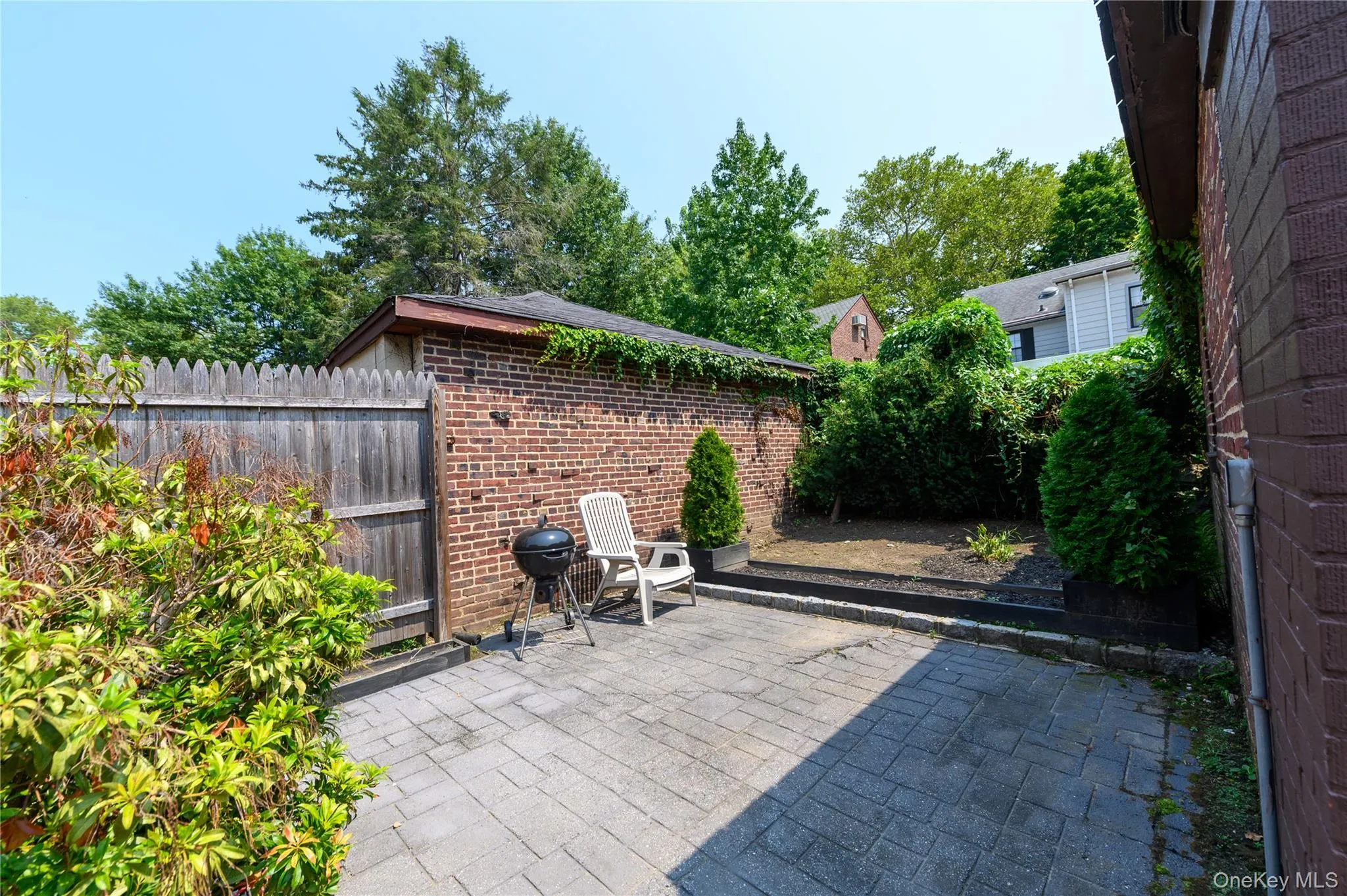 Paved rear yard & garden Paved rear yard & garden