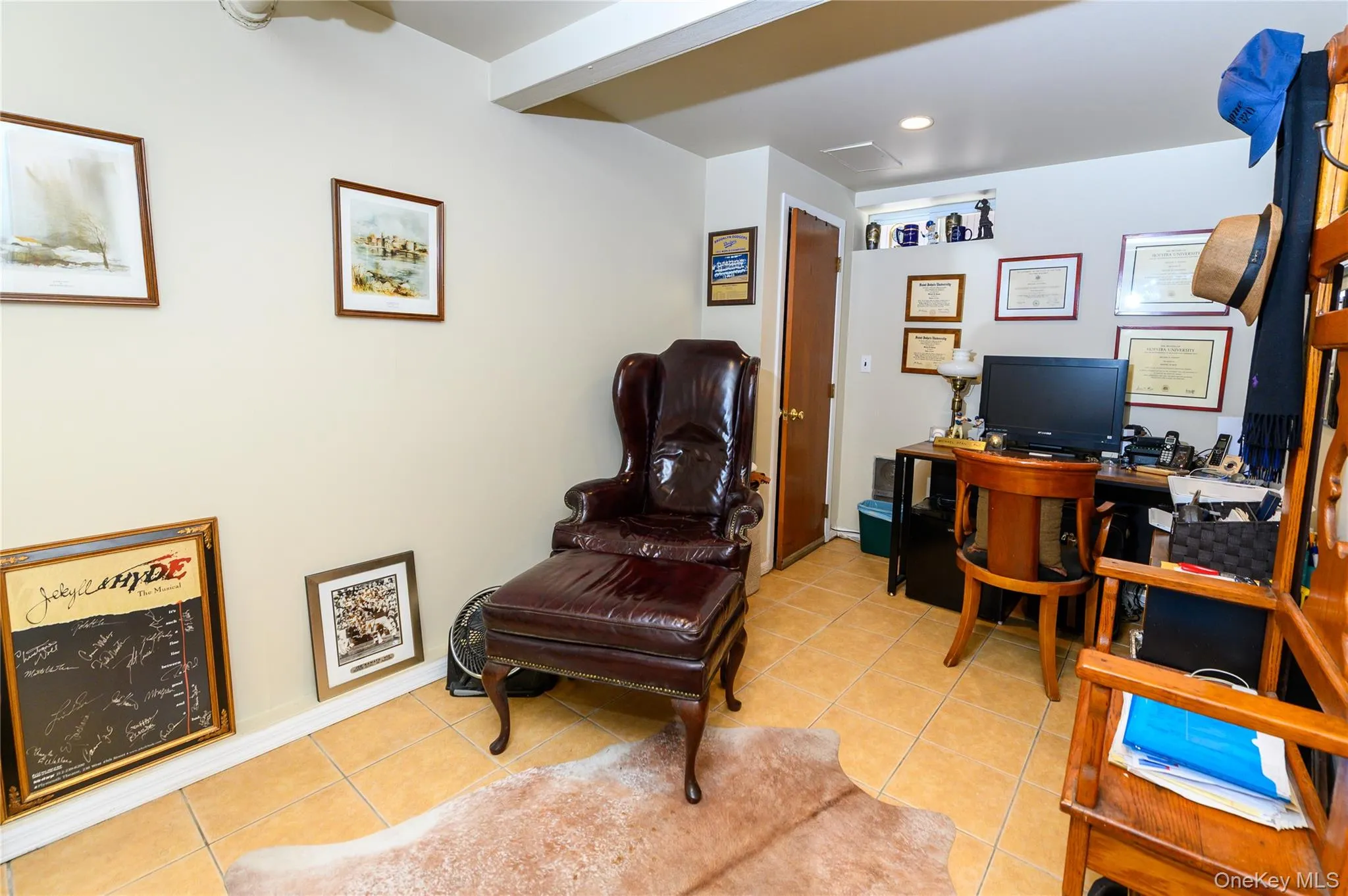 Office or Guest bedroom Office or Guest bedroom