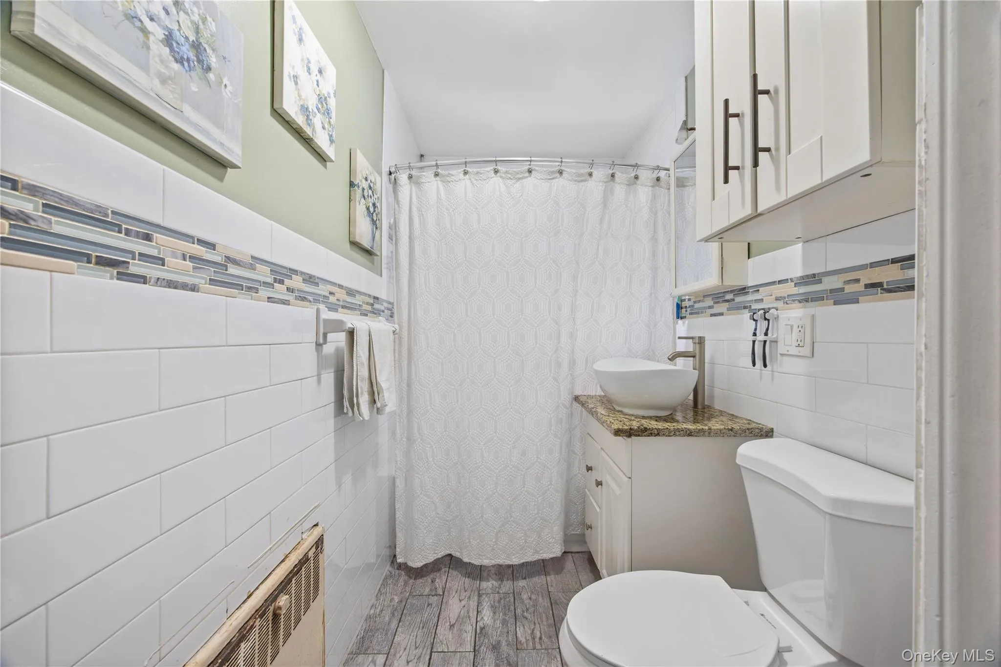 Bathroom located in the master bedroom Bathroom located in the master bedroom