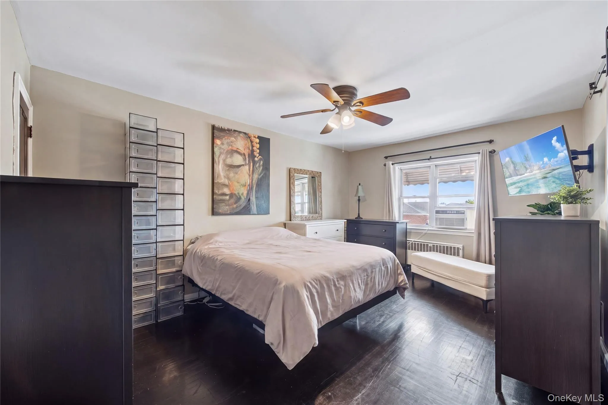 Master bedroom 3 of 3 bedrooms available Master bedroom 3 of 3 bedrooms available