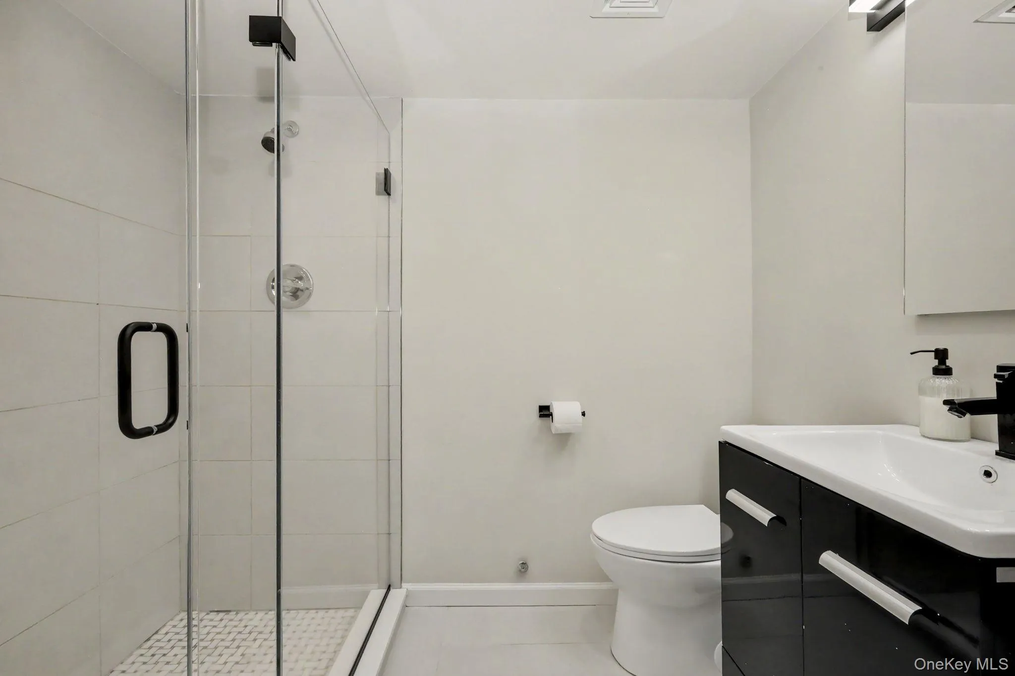The newly renovated primary bathroom offers a fresh, sophisticated aesthetic with beautifully selected finishes. The newly renovated primary bathroom offers a fresh, sophisticated aesthetic with beautifully selected finishes.