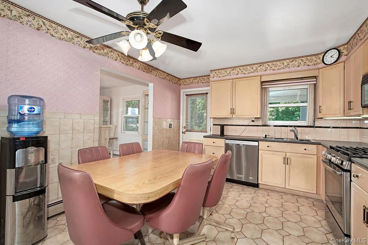 28 Beechwood Avenue, Harrison, NY, 3 Bedrooms Bedrooms, 7 Rooms Rooms,1 BathroomBathrooms,Residential Lease,For Rent,Beechwood,0,1036978 28 Beechwood Avenue, Harrison, NY, 3 Bedrooms Bedrooms, 7 Rooms Rooms,1 BathroomBathrooms,Residential Lease,For Rent,Beechwood,0,1036978
