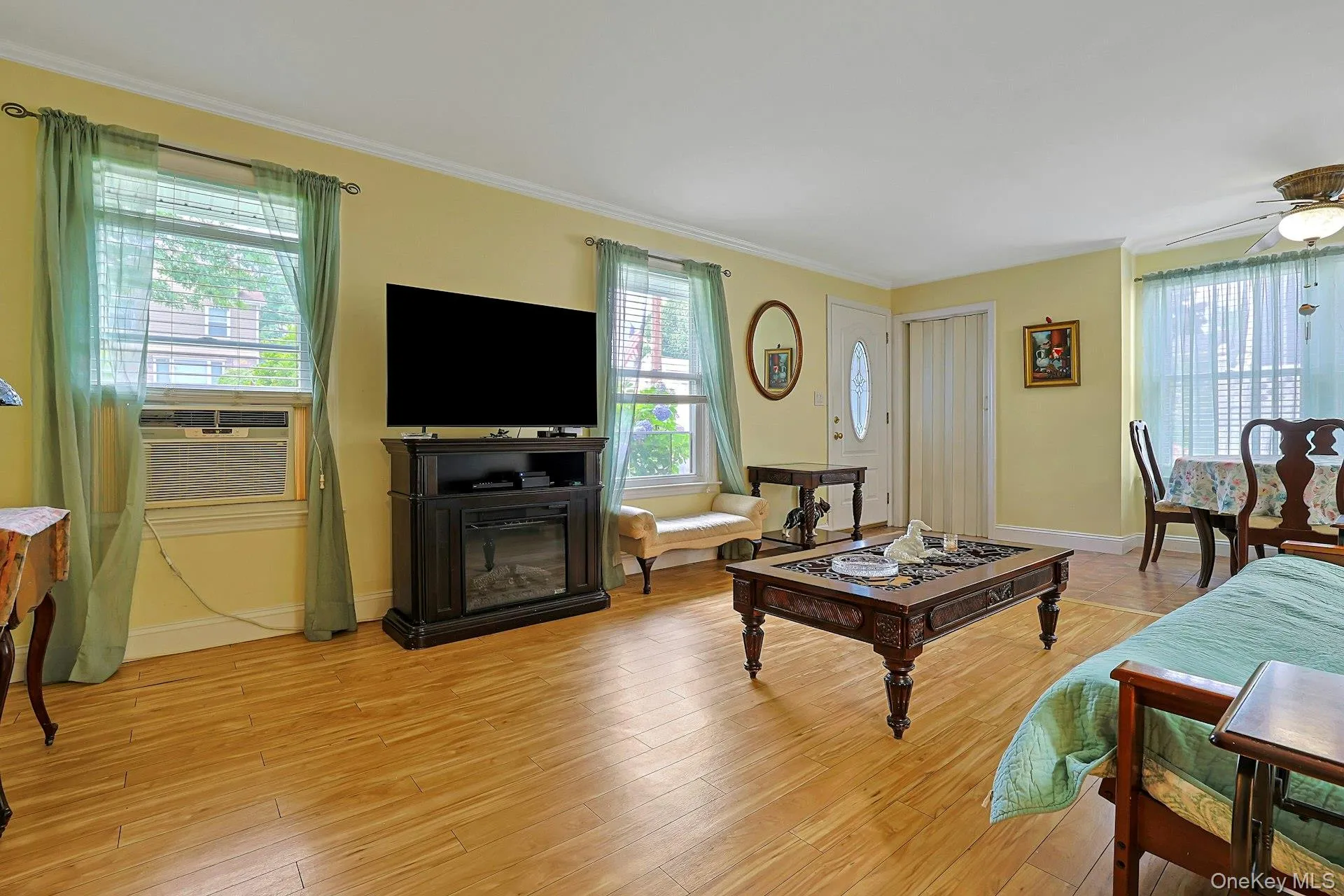 Entry/Living Room Entry/Living Room