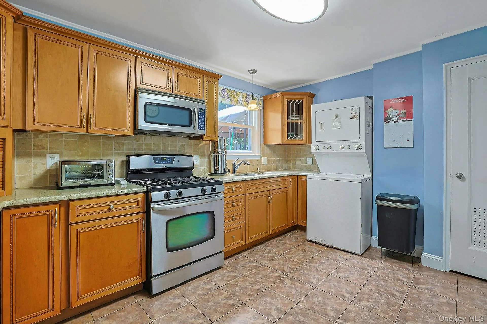 Kitchen with washer/dryer Kitchen with washer/dryer