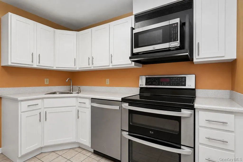 Stainless appliances in Kitchen Stainless appliances in Kitchen