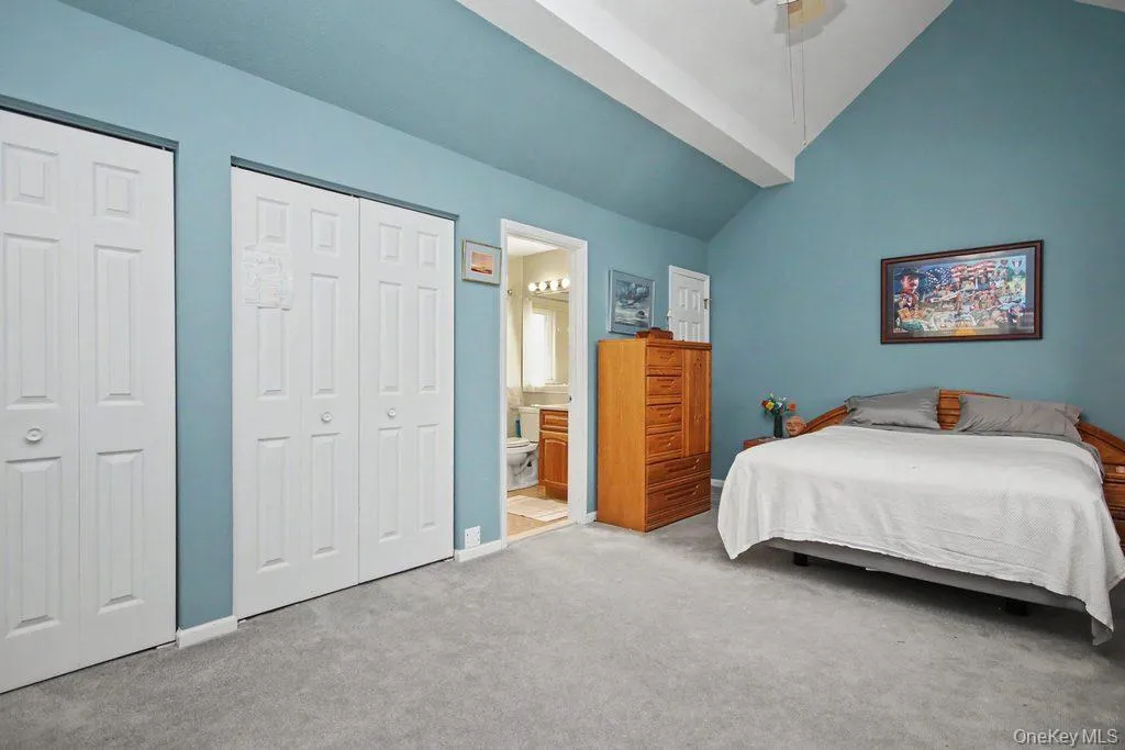 Wall to wall carpet in Primary Bedroom Wall to wall carpet in Primary Bedroom