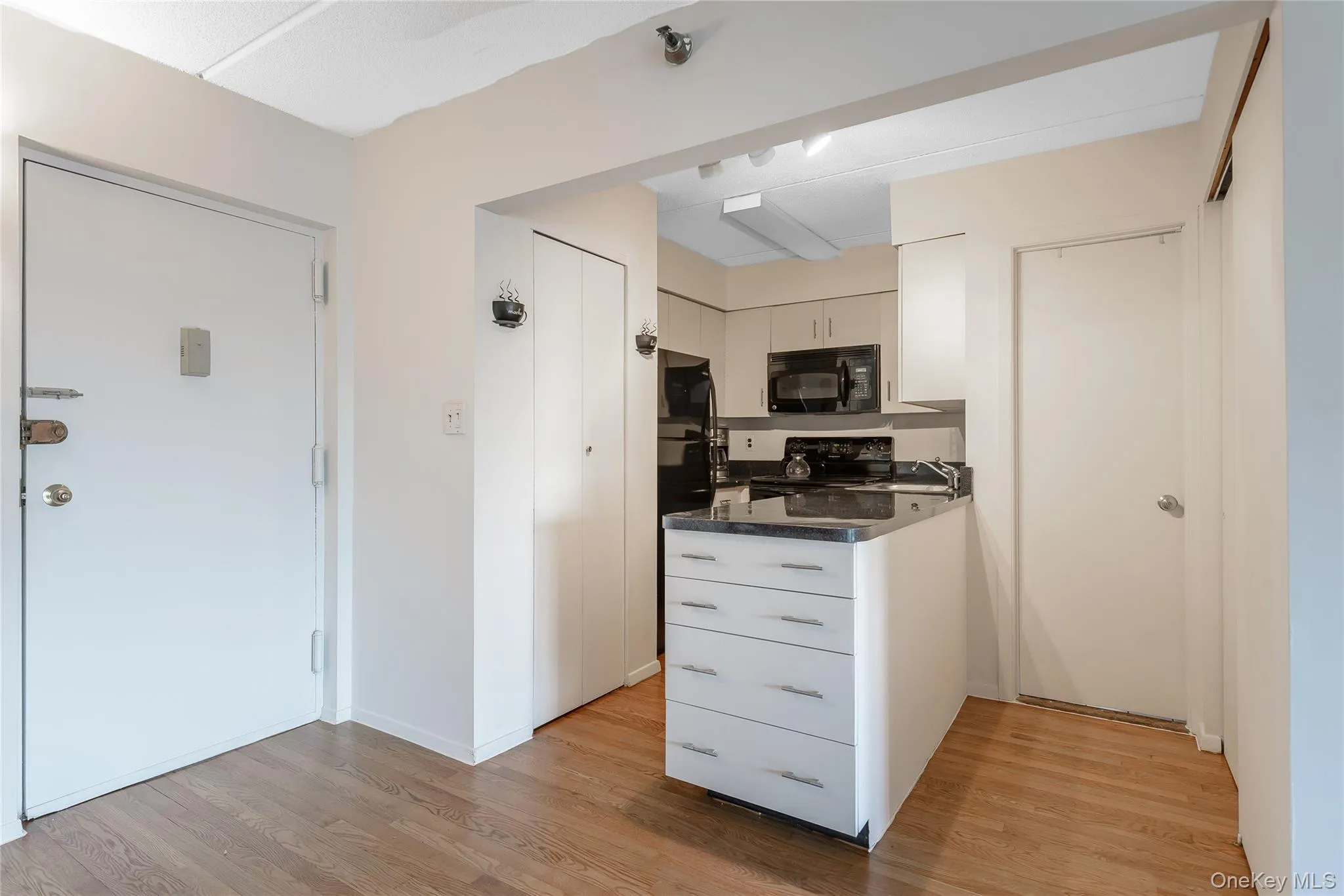 205 Mineola Boulevard, North Hempstead, NY, 1 Bedroom Bedrooms, 3 Rooms Rooms,1 BathroomBathrooms,Residential Lease,For Rent,Mineola,0,1037043 205 Mineola Boulevard, North Hempstead, NY, 1 Bedroom Bedrooms, 3 Rooms Rooms,1 BathroomBathrooms,Residential Lease,For Rent,Mineola,0,1037043