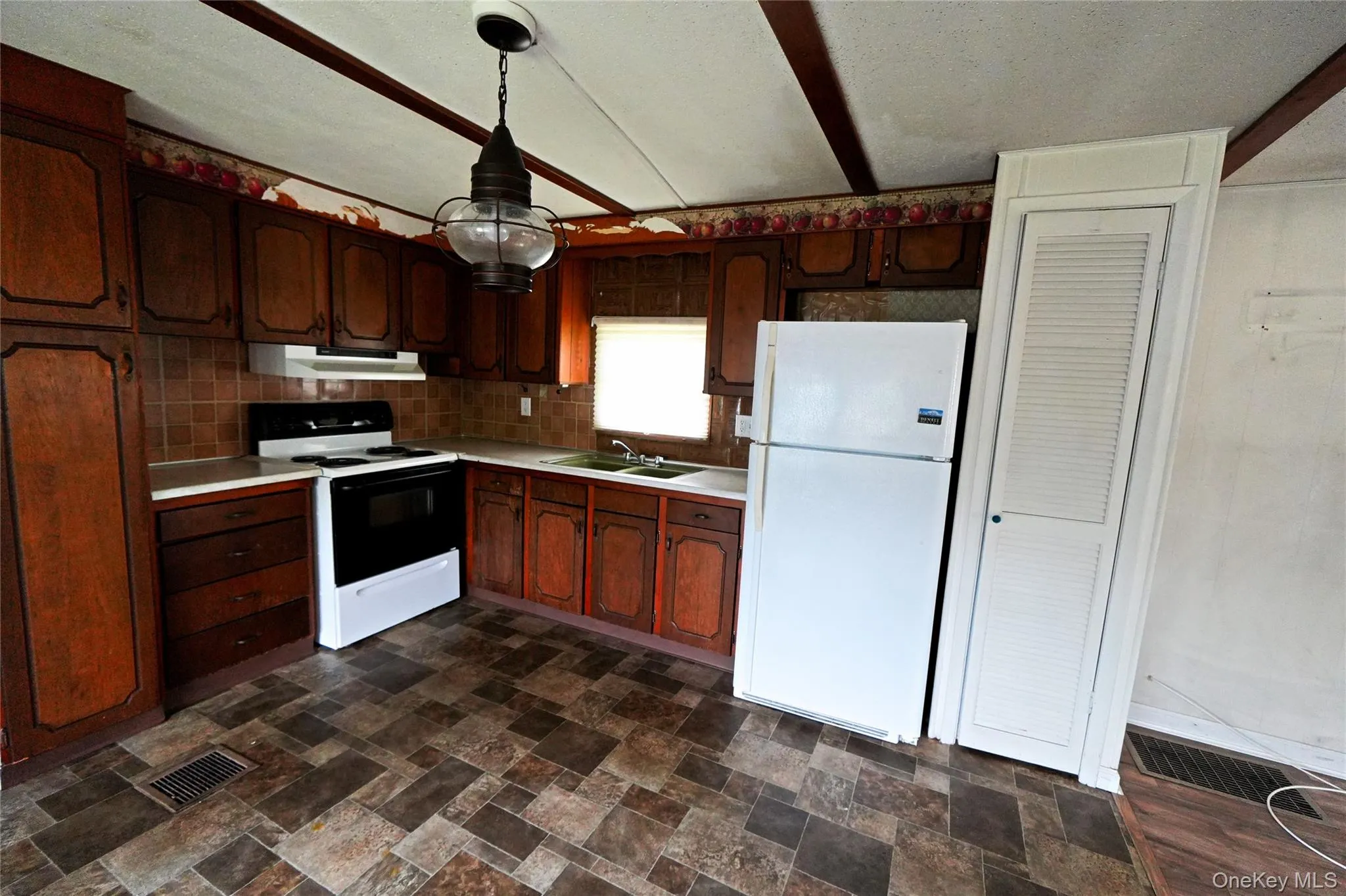 Roomy Kitchen Roomy Kitchen