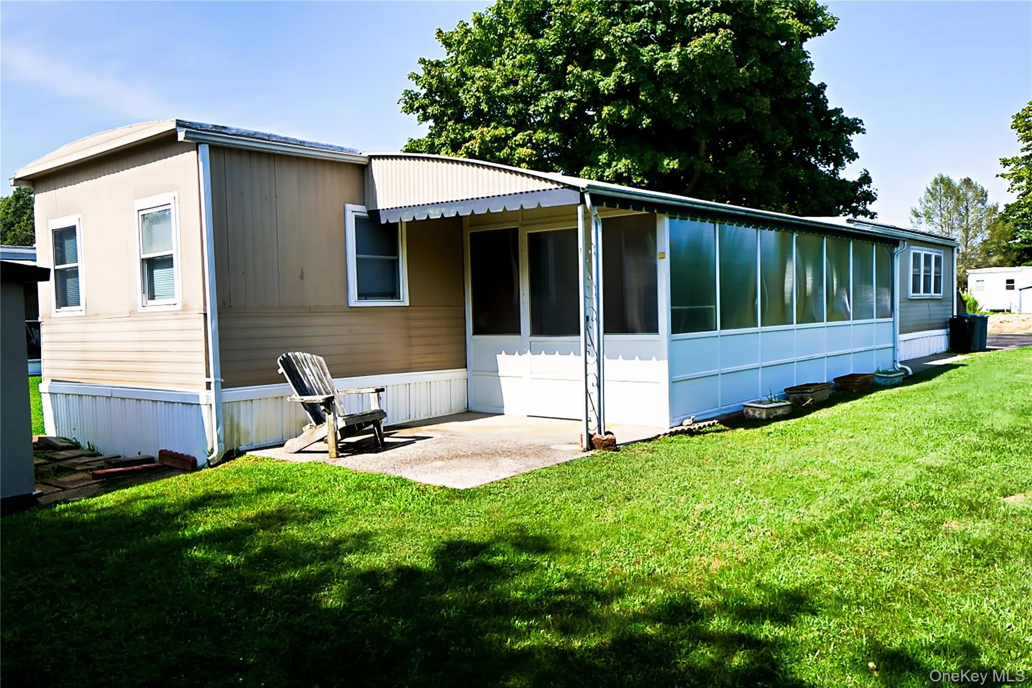 Spacious Unit with private rear outdoor patio Spacious Unit with private rear outdoor patio