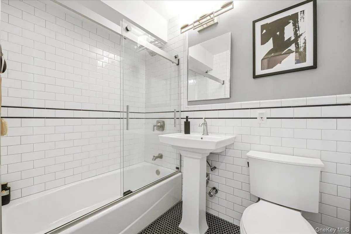 7025 Yellowstone Boulevard, New York, NY, 1 Bedroom Bedrooms, 3 Rooms Rooms,1 BathroomBathrooms,Residential,For Rent,Yellowstone,0,1037066 7025 Yellowstone Boulevard, New York, NY, 1 Bedroom Bedrooms, 3 Rooms Rooms,1 BathroomBathrooms,Residential,For Rent,Yellowstone,0,1037066