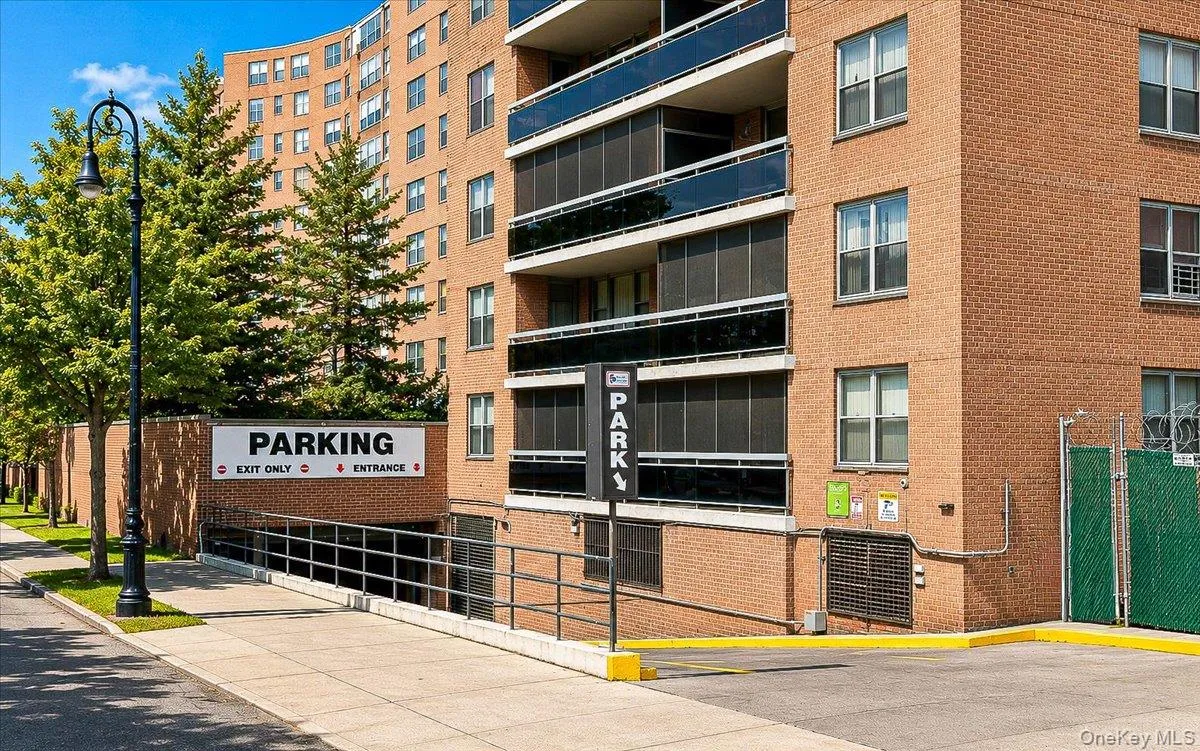 7025 Yellowstone Boulevard, New York, NY, 1 Bedroom Bedrooms, 3 Rooms Rooms,1 BathroomBathrooms,Residential,For Rent,Yellowstone,0,1037066 7025 Yellowstone Boulevard, New York, NY, 1 Bedroom Bedrooms, 3 Rooms Rooms,1 BathroomBathrooms,Residential,For Rent,Yellowstone,0,1037066