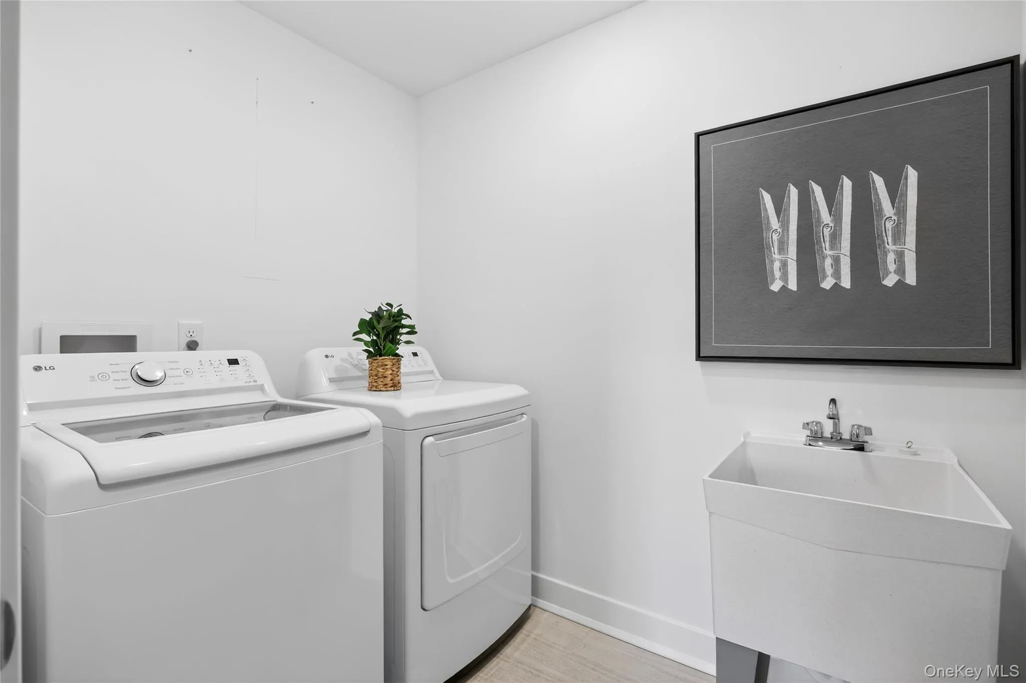 Laundry room on the second floor. Laundry room on the second floor.