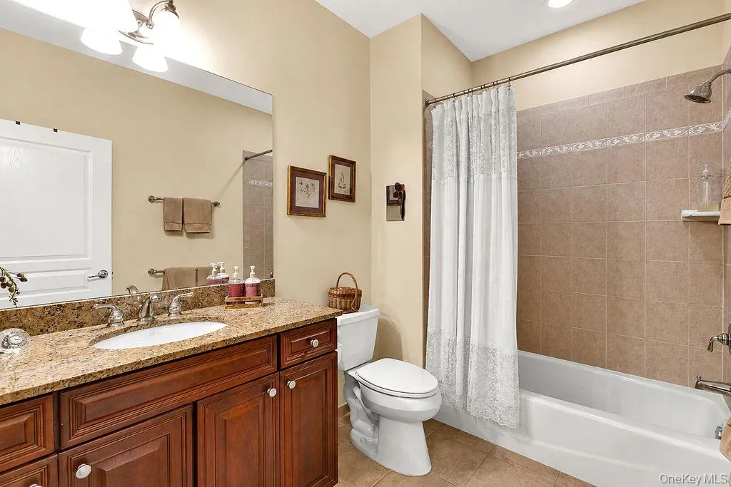 Full guest bath with tub/shower combination Full guest bath with tub/shower combination