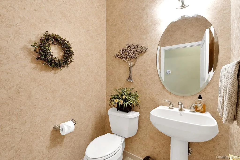Conveniently located powder room Conveniently located powder room