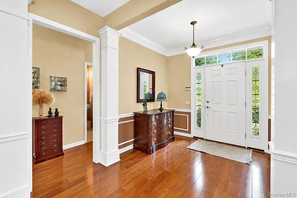 Light-filled entry foyer Light-filled entry foyer