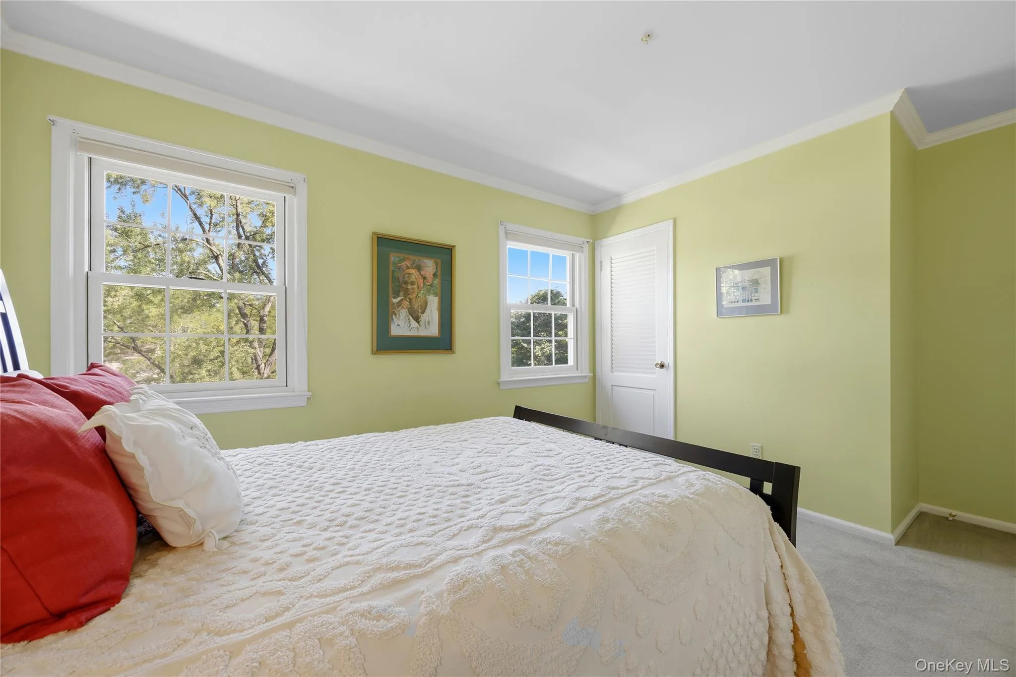 Third bedroom with closet and overlooking nature. Third bedroom with closet and overlooking nature.