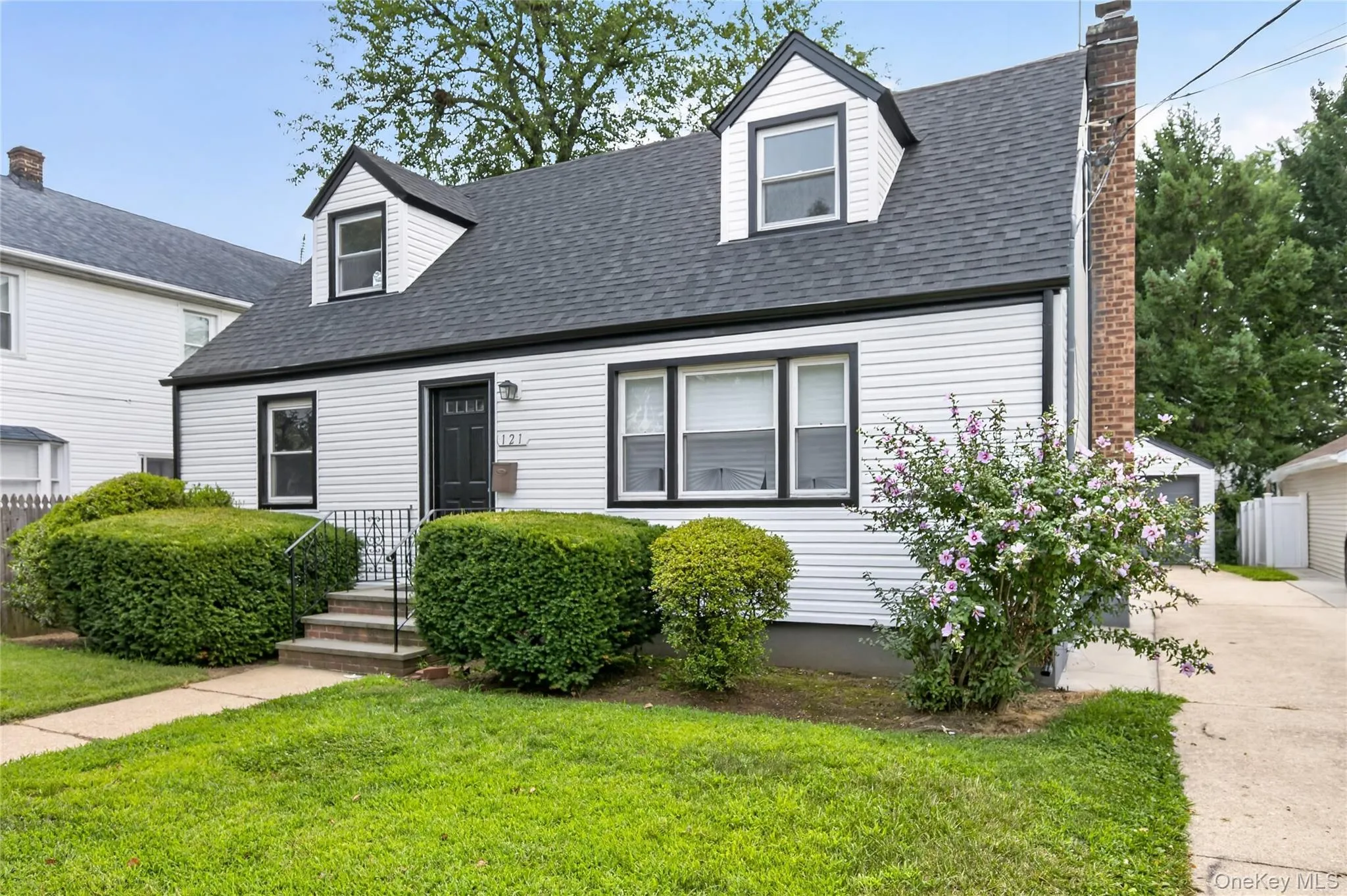 121 Sheridan Avenue, North Hempstead, NY, 4 Bedrooms Bedrooms, 7 Rooms Rooms,2 BathroomsBathrooms,Residential Lease,For Rent,Sheridan,0,1037110 121 Sheridan Avenue, North Hempstead, NY, 4 Bedrooms Bedrooms, 7 Rooms Rooms,2 BathroomsBathrooms,Residential Lease,For Rent,Sheridan,0,1037110