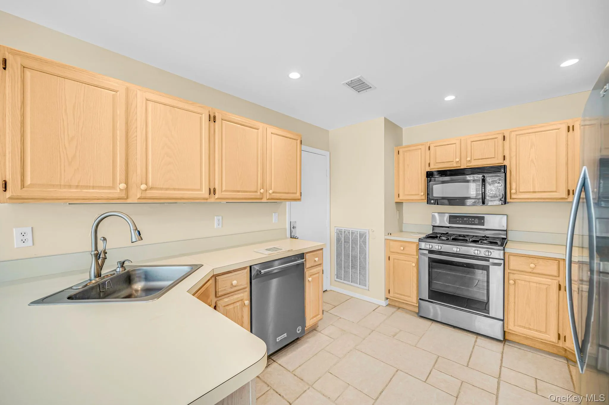 188 Lakebridge Drive, Smithtown, NY, 2 Bedrooms Bedrooms, 6 Rooms Rooms,2 BathroomsBathrooms,Residential,For Rent,Lakebridge,0,1037124 188 Lakebridge Drive, Smithtown, NY, 2 Bedrooms Bedrooms, 6 Rooms Rooms,2 BathroomsBathrooms,Residential,For Rent,Lakebridge,0,1037124