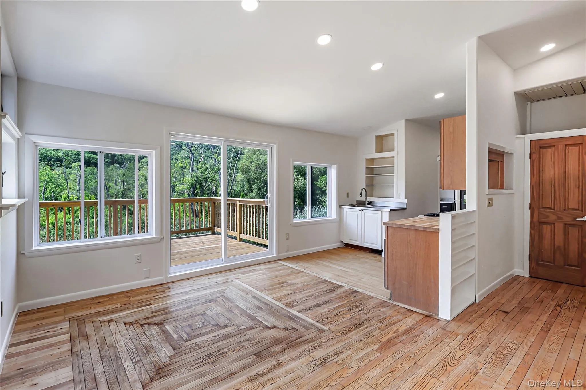 Wood-finish flooring with a distinctive pattern inlay Wood-finish flooring with a distinctive pattern inlay