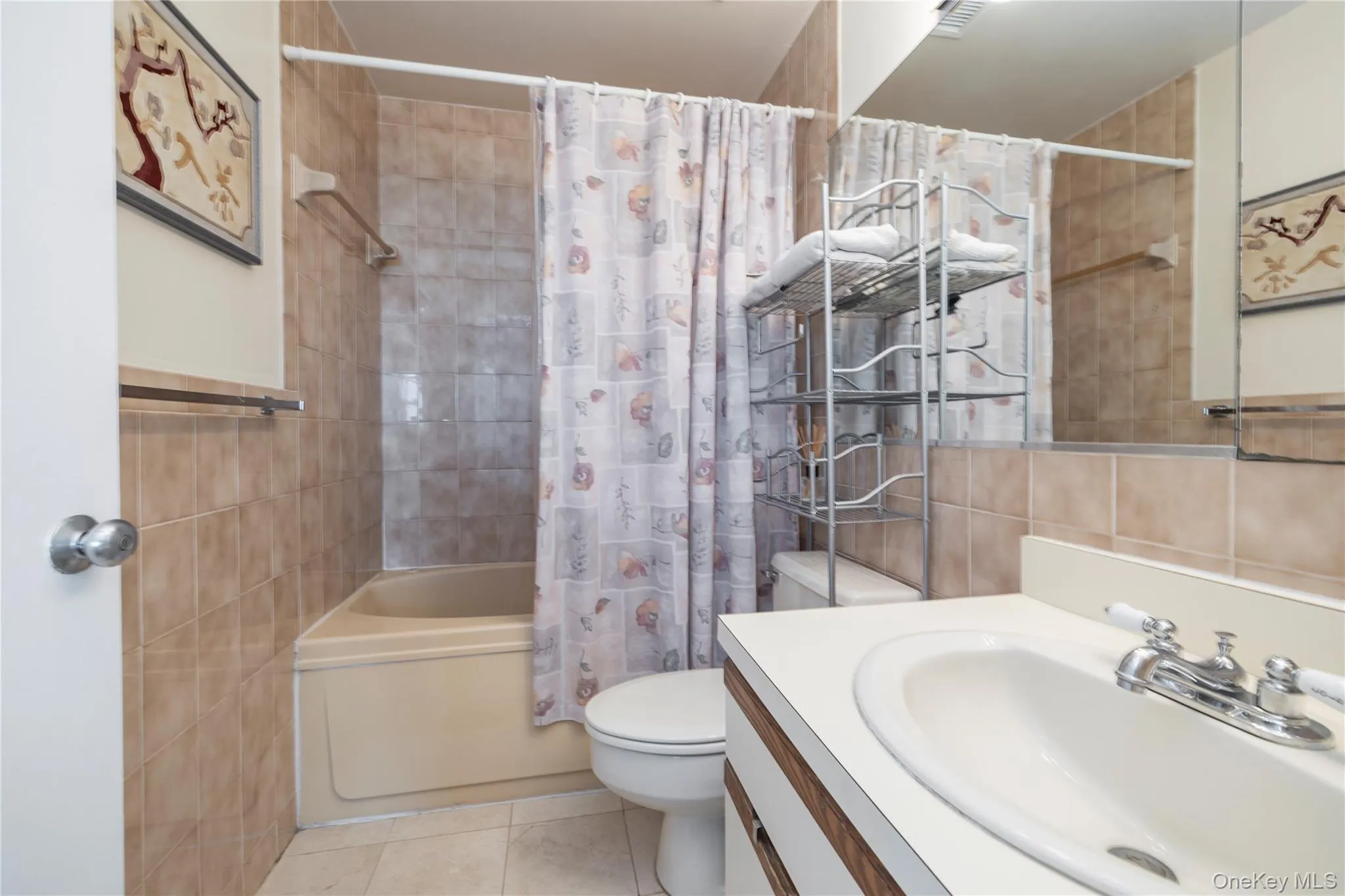 Full Ensuite Bath with Soaking Tub Full Ensuite Bath with Soaking Tub