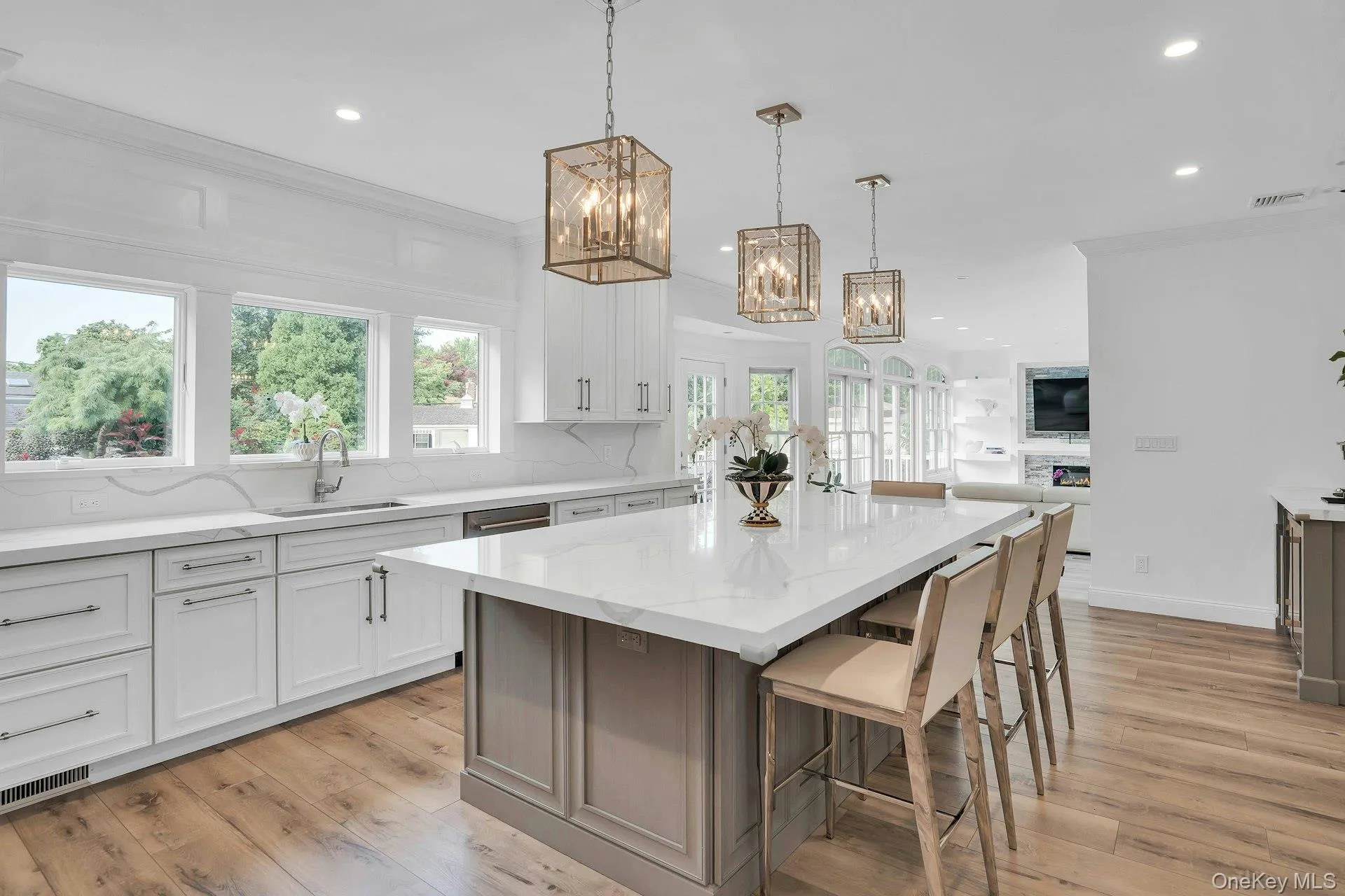 Love the wall of glass above the sink. Love the wall of glass above the sink.