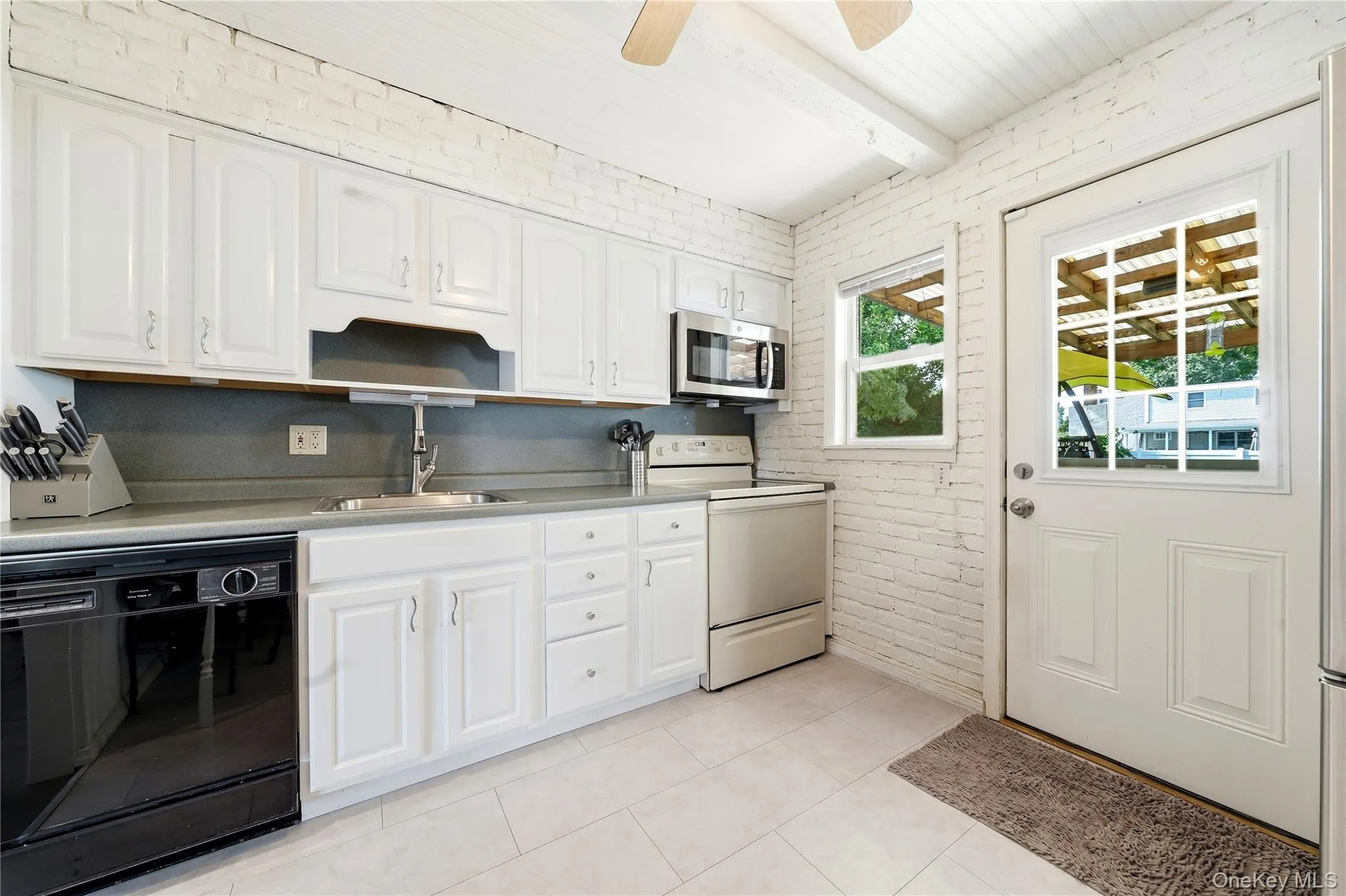391 Oakwood Avenue, Islip, NY, 4 Bedrooms Bedrooms, 9 Rooms Rooms,2 BathroomsBathrooms,Residential,For Rent,Oakwood,0,1037247 391 Oakwood Avenue, Islip, NY, 4 Bedrooms Bedrooms, 9 Rooms Rooms,2 BathroomsBathrooms,Residential,For Rent,Oakwood,0,1037247