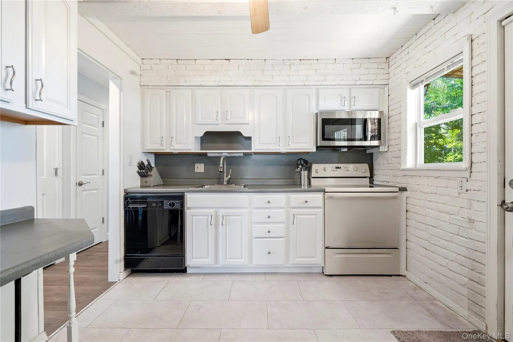 391 Oakwood Avenue, Islip, NY, 4 Bedrooms Bedrooms, 9 Rooms Rooms,2 BathroomsBathrooms,Residential,For Rent,Oakwood,0,1037247 391 Oakwood Avenue, Islip, NY, 4 Bedrooms Bedrooms, 9 Rooms Rooms,2 BathroomsBathrooms,Residential,For Rent,Oakwood,0,1037247
