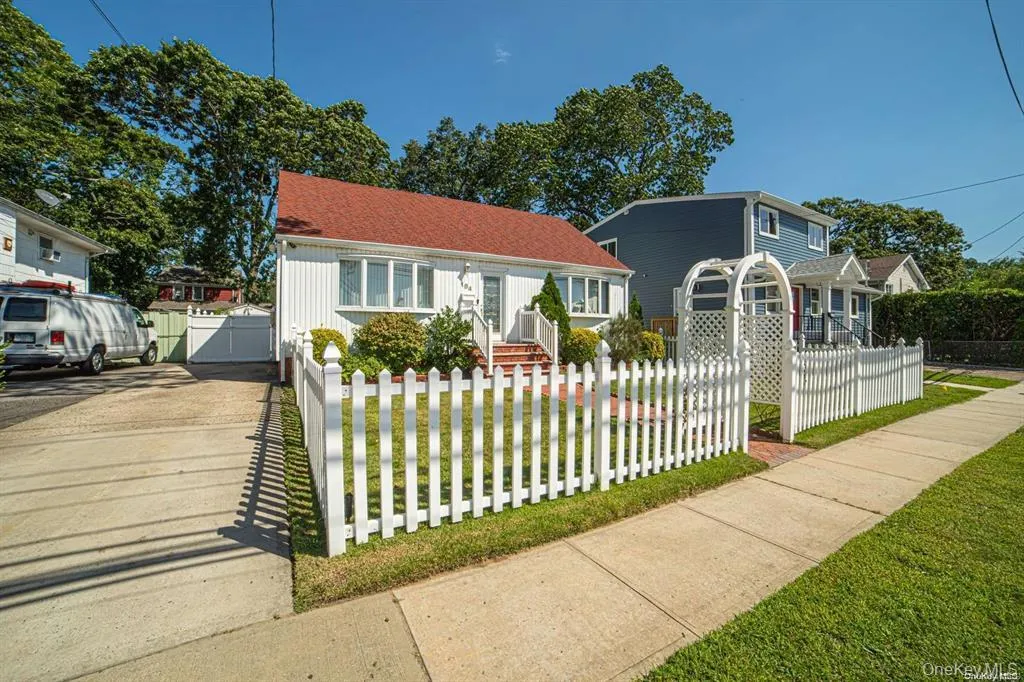 184 Strong Avenue, Babylon, NY, 4 Bedrooms Bedrooms, 9 Rooms Rooms,3 BathroomsBathrooms,Residential,For Rent,Strong,0,1037248 184 Strong Avenue, Babylon, NY, 4 Bedrooms Bedrooms, 9 Rooms Rooms,3 BathroomsBathrooms,Residential,For Rent,Strong,0,1037248