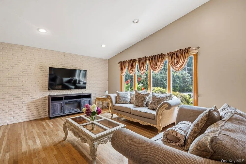 11 Laurie Place, Glen Cove, NY, 4 Bedrooms Bedrooms, 10 Rooms Rooms,3 BathroomsBathrooms,Residential,For Rent,Laurie,0,1037259 11 Laurie Place, Glen Cove, NY, 4 Bedrooms Bedrooms, 10 Rooms Rooms,3 BathroomsBathrooms,Residential,For Rent,Laurie,0,1037259