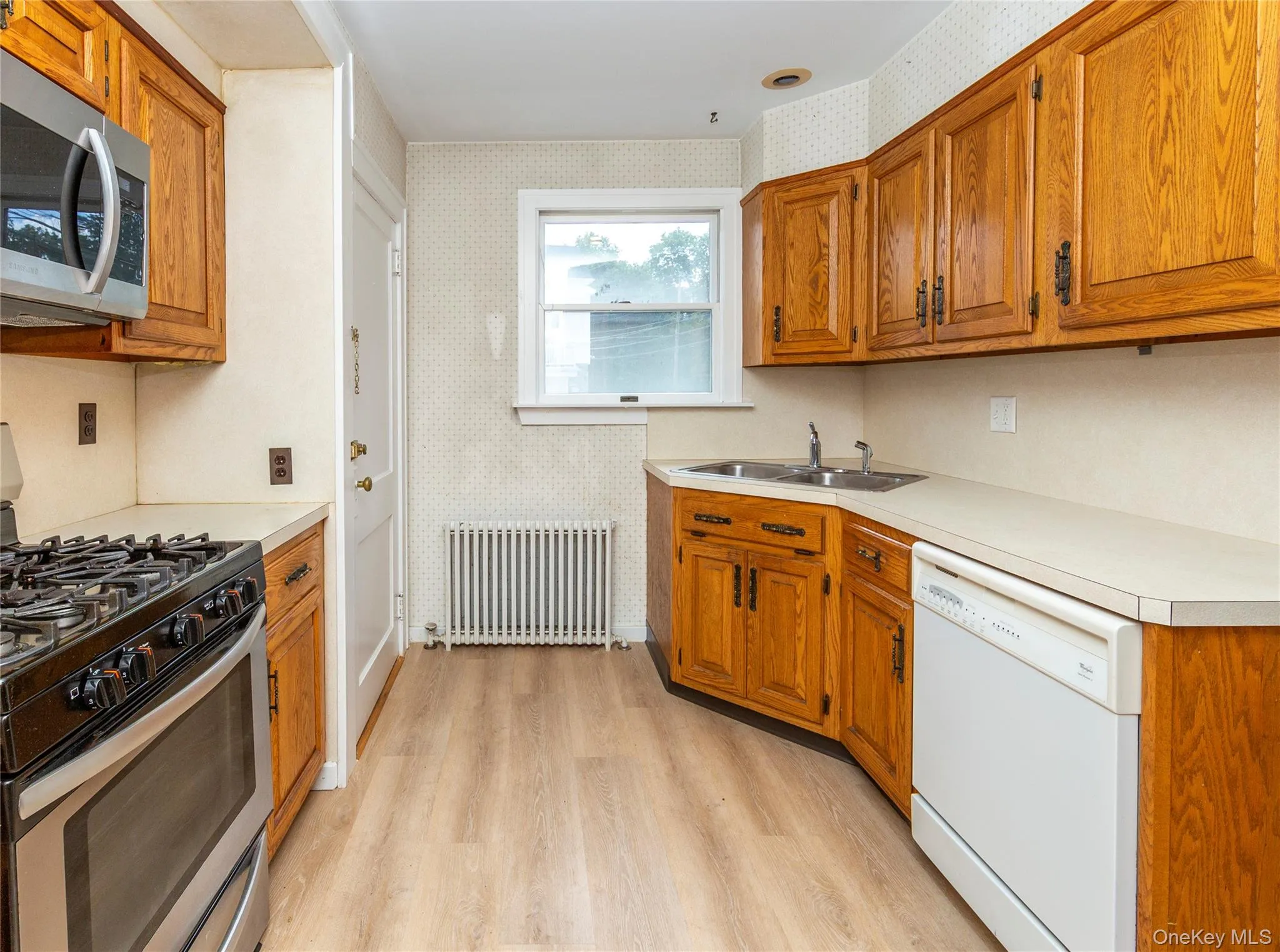 Nicely sized country kitchen with gas stove and brand new microwave. Nicely sized country kitchen with gas stove and brand new microwave.