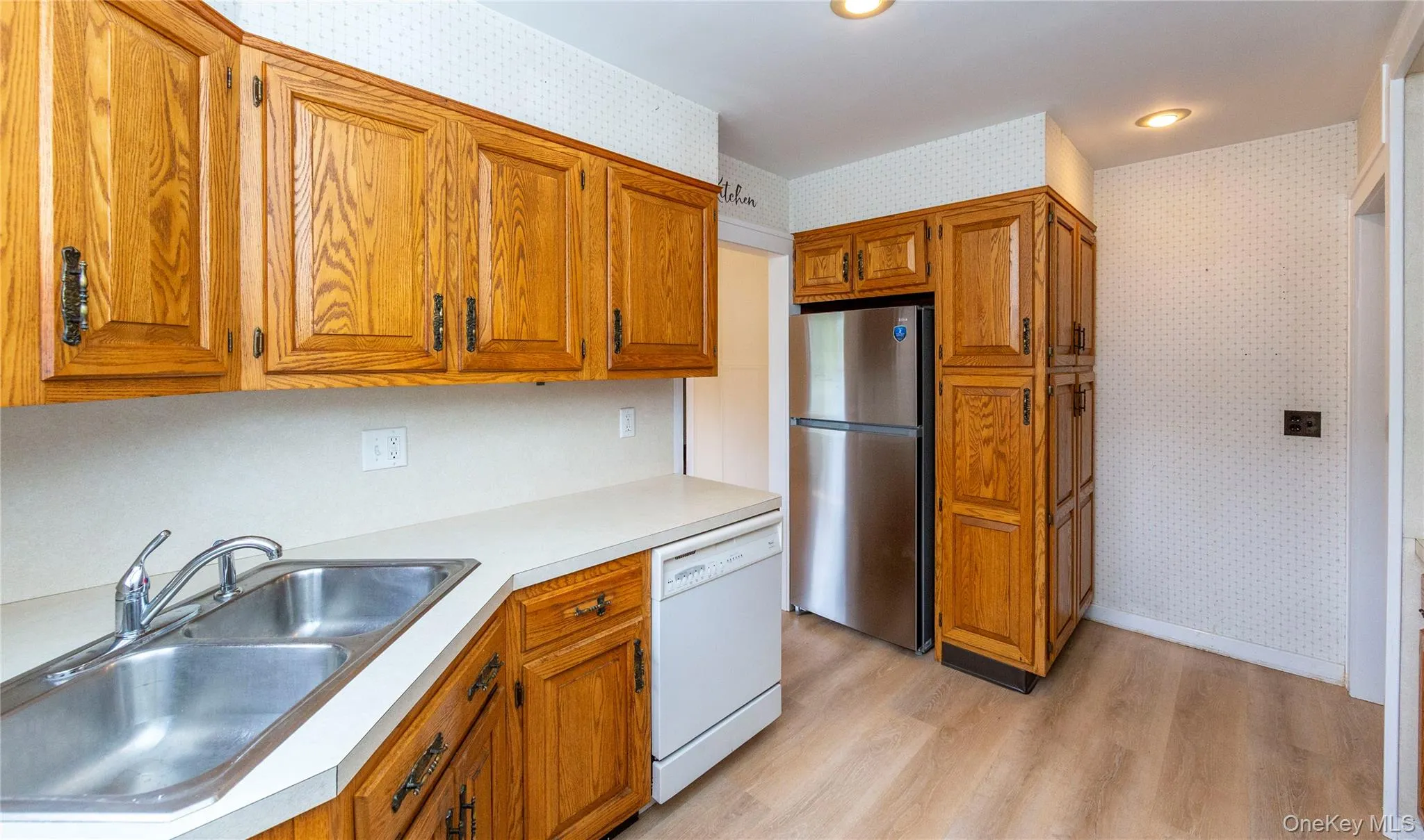 Drawers and cabinets allow for an abundant amount of storage. Brand new refrigerator. Drawers and cabinets allow for an abundant amount of storage. Brand new refrigerator.