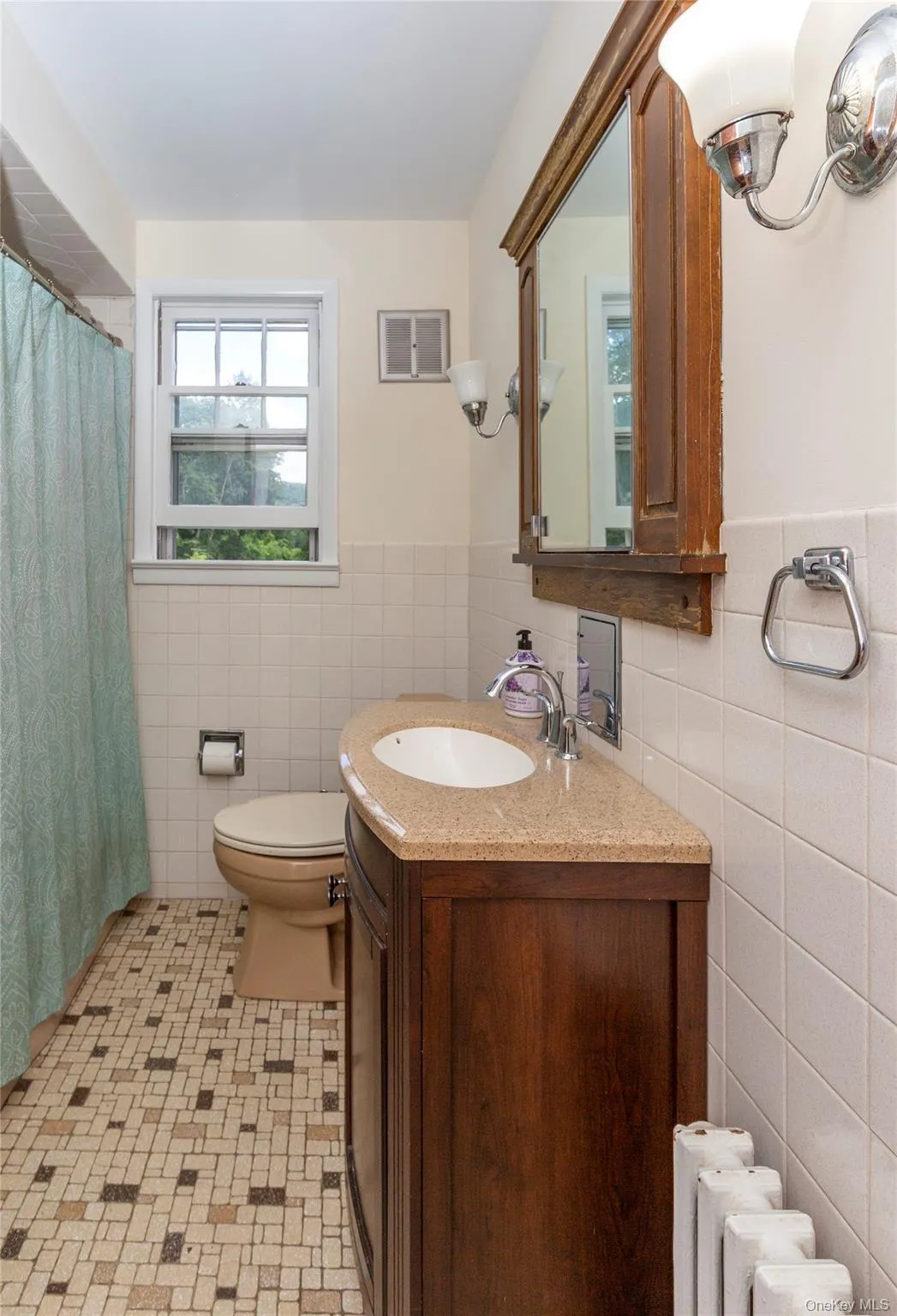Full hall bathroom with tub in between the primary bedroom and the second bedroom. Full hall bathroom with tub in between the primary bedroom and the second bedroom.