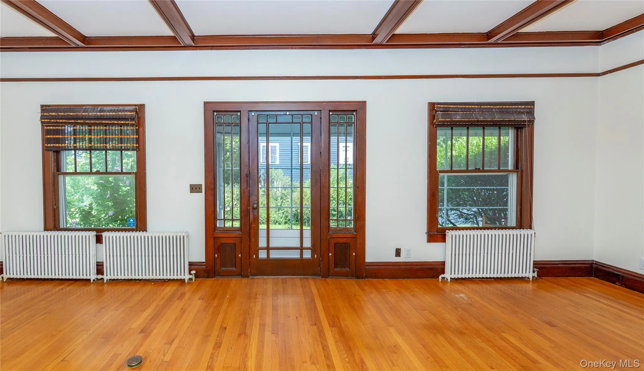 Door to the large screened porch. Door to the large screened porch.