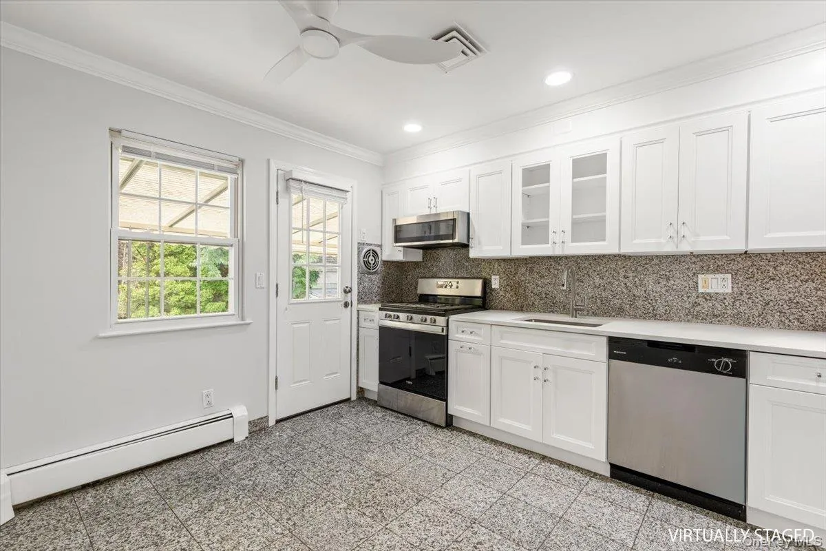 649 White Plains Road, Eastchester, NY, 3 Bedrooms Bedrooms, 7 Rooms Rooms,3 BathroomsBathrooms,Residential Lease,For Rent,White Plains,0,1037297 649 White Plains Road, Eastchester, NY, 3 Bedrooms Bedrooms, 7 Rooms Rooms,3 BathroomsBathrooms,Residential Lease,For Rent,White Plains,0,1037297
