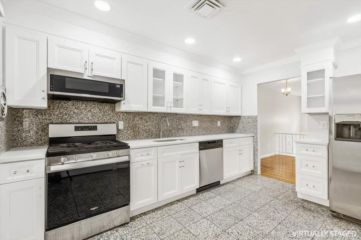 649 White Plains Road, Eastchester, NY, 3 Bedrooms Bedrooms, 7 Rooms Rooms,3 BathroomsBathrooms,Residential Lease,For Rent,White Plains,0,1037297 649 White Plains Road, Eastchester, NY, 3 Bedrooms Bedrooms, 7 Rooms Rooms,3 BathroomsBathrooms,Residential Lease,For Rent,White Plains,0,1037297
