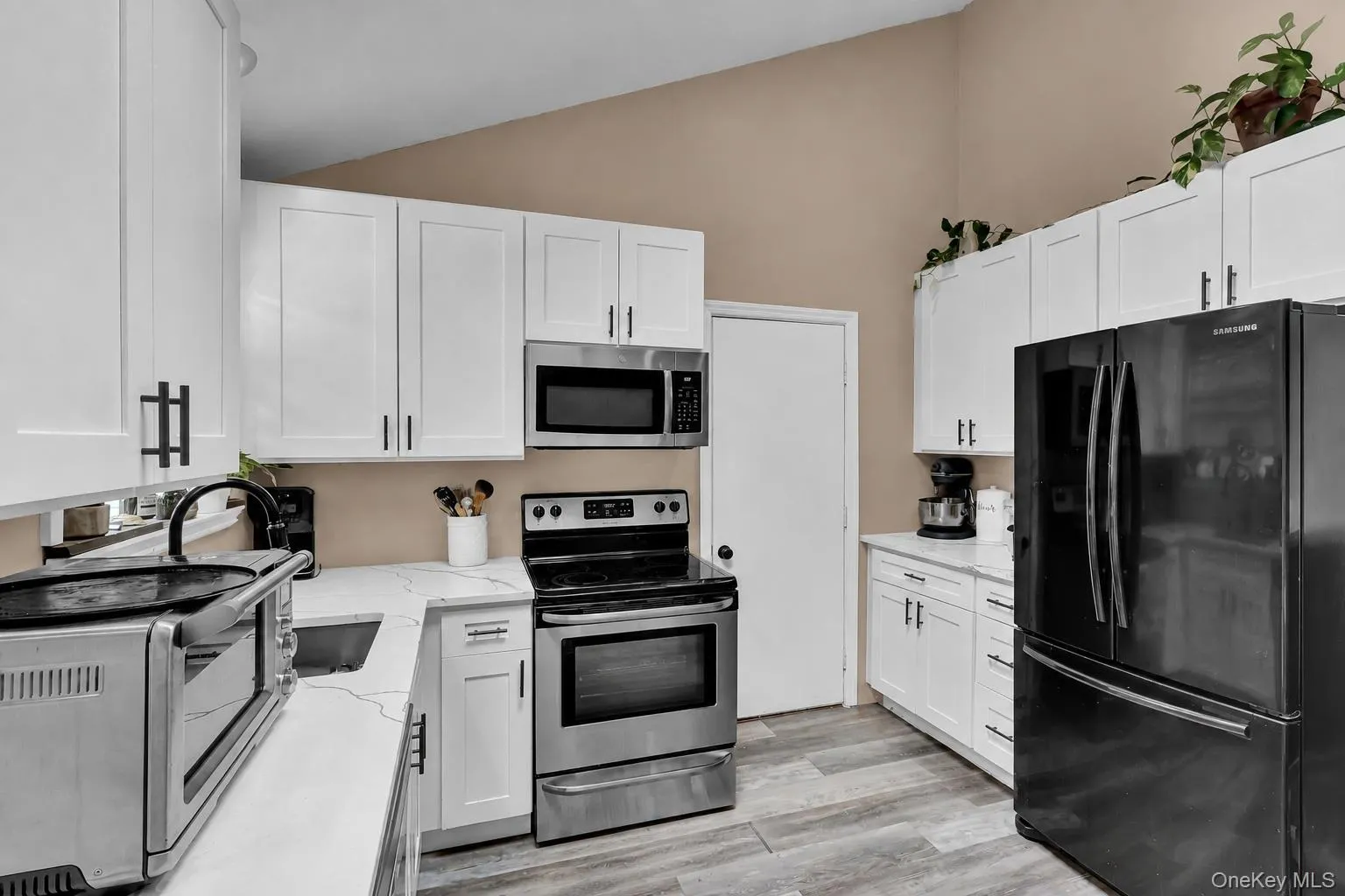 Eat-In-Kitchen Eat-In-Kitchen
