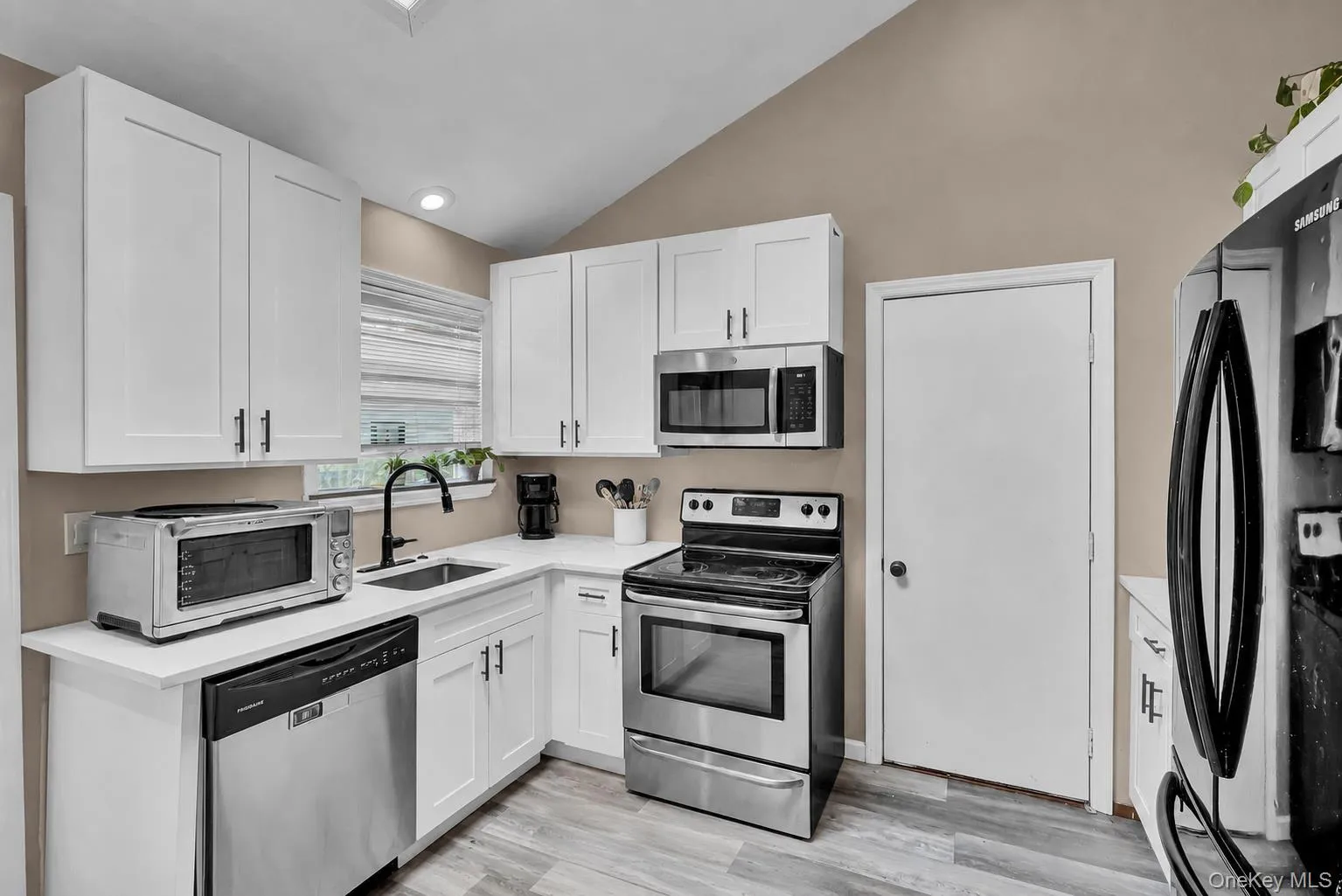 Eat-In-Kitchen Eat-In-Kitchen
