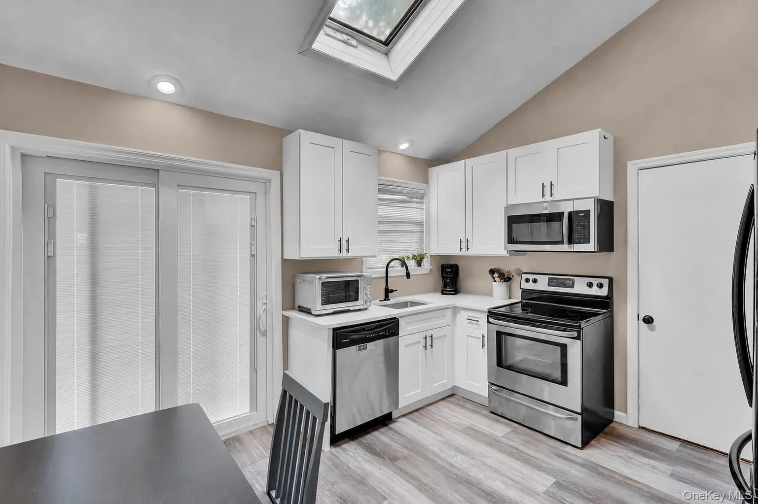 Eat-In-Kitchen Eat-In-Kitchen