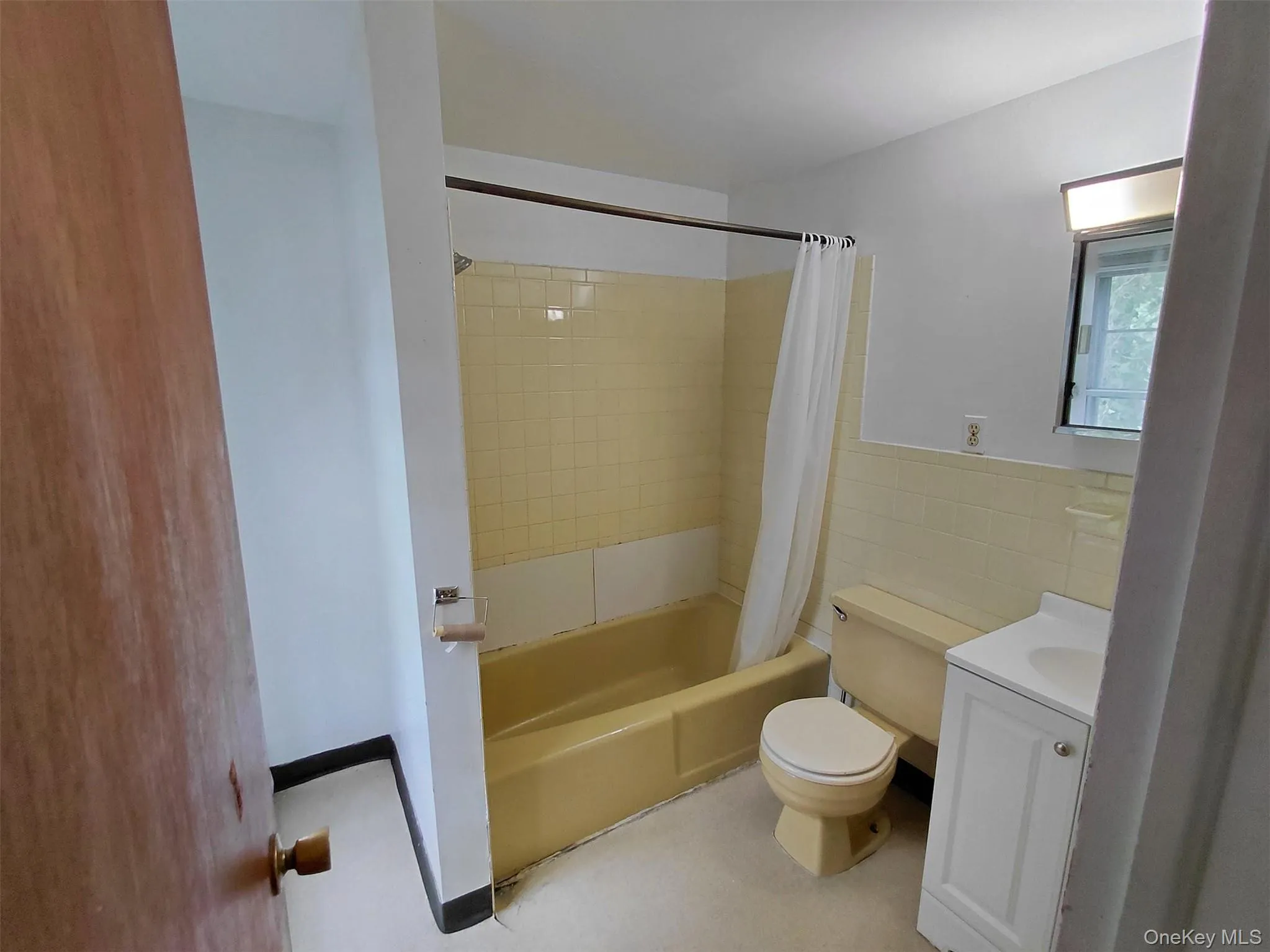 96 Clinton Avenue, Kingston, NY, 3 Rooms Rooms,1 BathroomBathrooms,Residential Lease,For Rent,Clinton,0,1037346 96 Clinton Avenue, Kingston, NY, 3 Rooms Rooms,1 BathroomBathrooms,Residential Lease,For Rent,Clinton,0,1037346